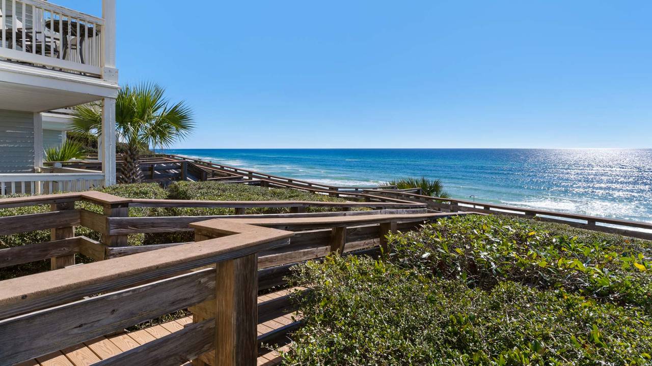 Mistral 6 Boardwalk to the beach Mistral 6 Boardwalk to the beach