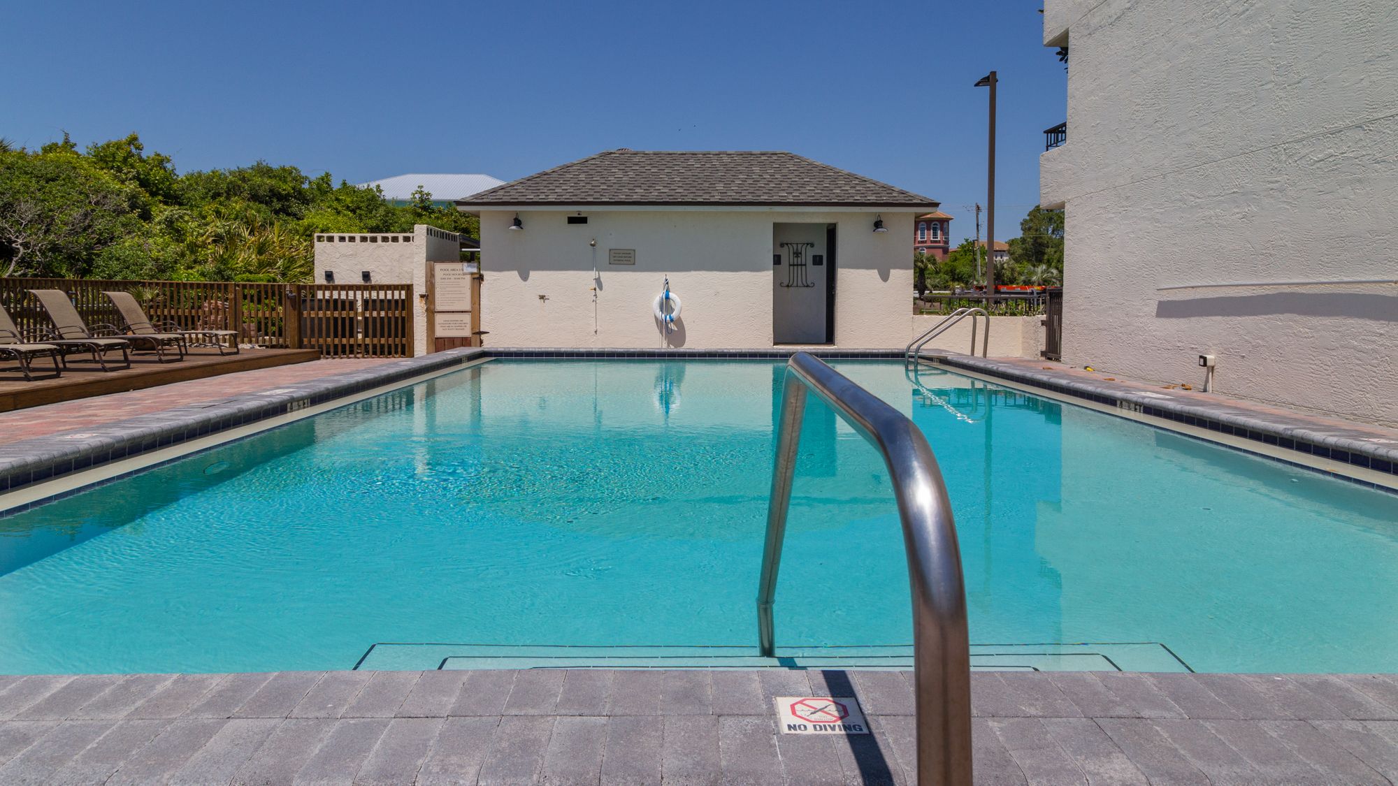 One Seagrove Place Grounds and Amenities