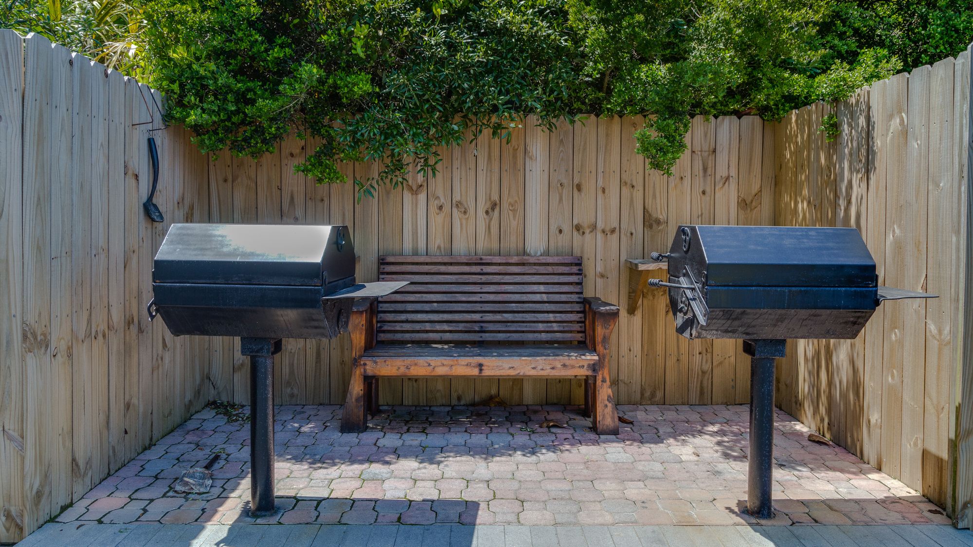 One Seagrove Place Grounds and Amenities