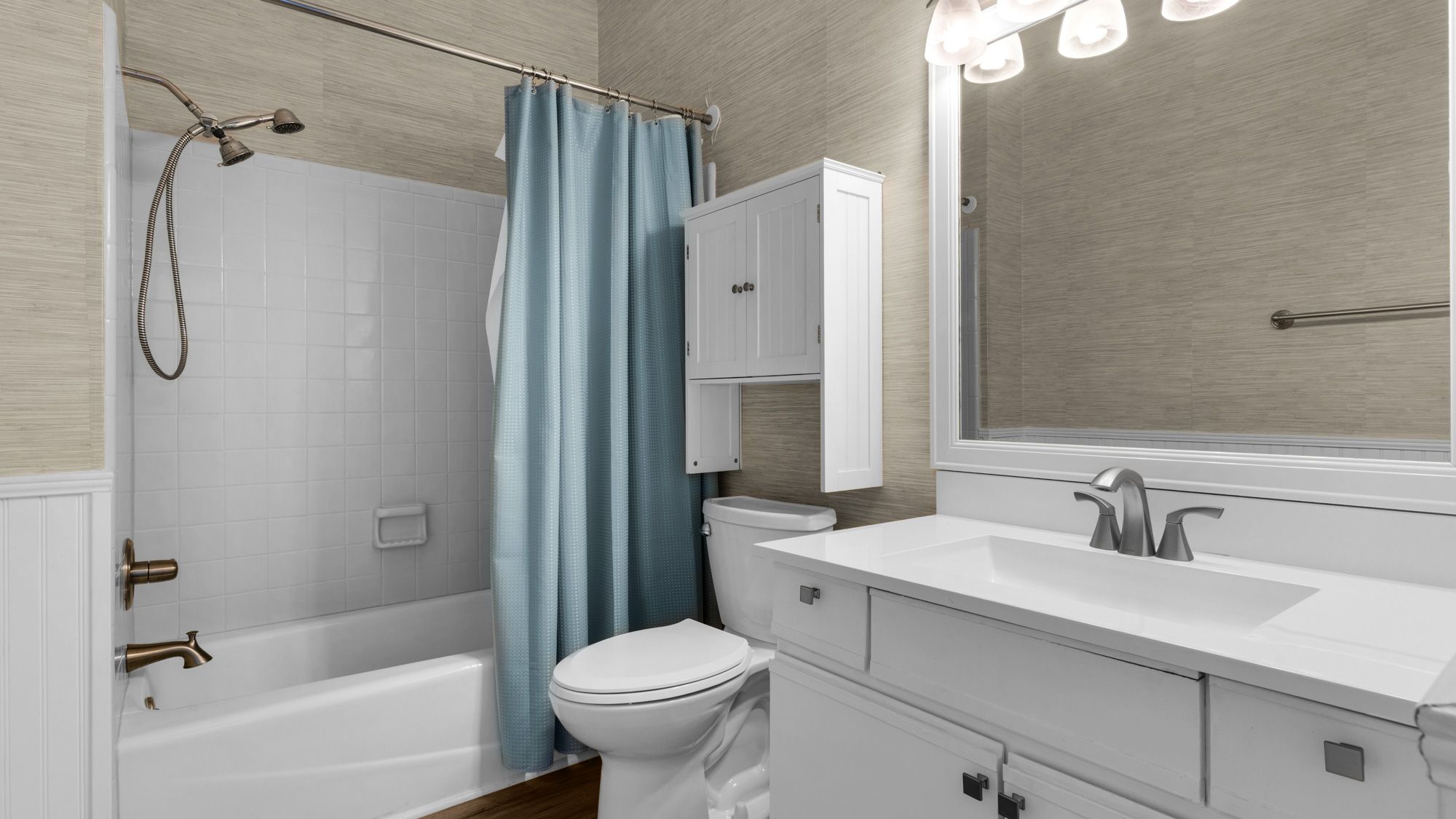 Palms B4 Hallway Bathroom