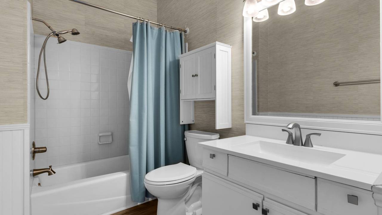 Palms B4 Hallway Bathroom Palms B4 Hallway Bathroom