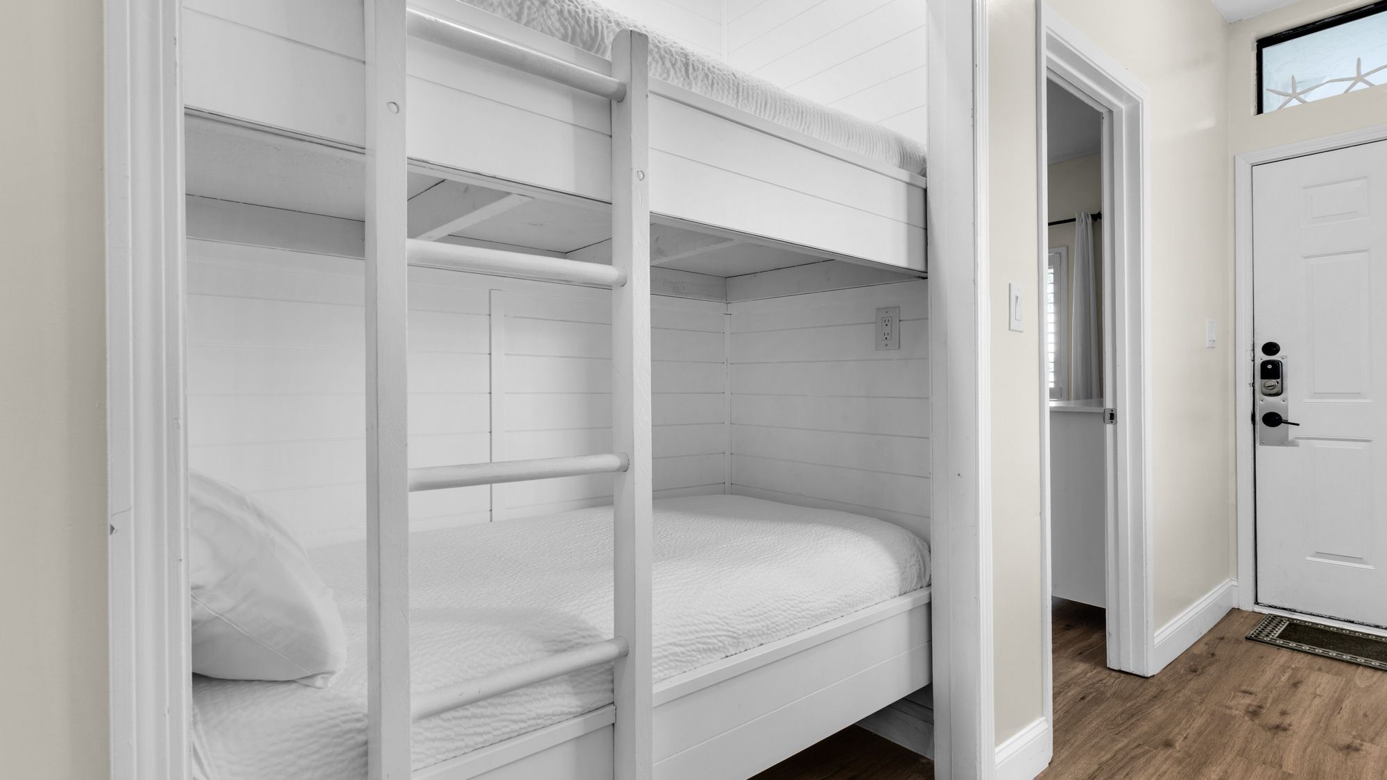 Palms B4 Hallway Bunks