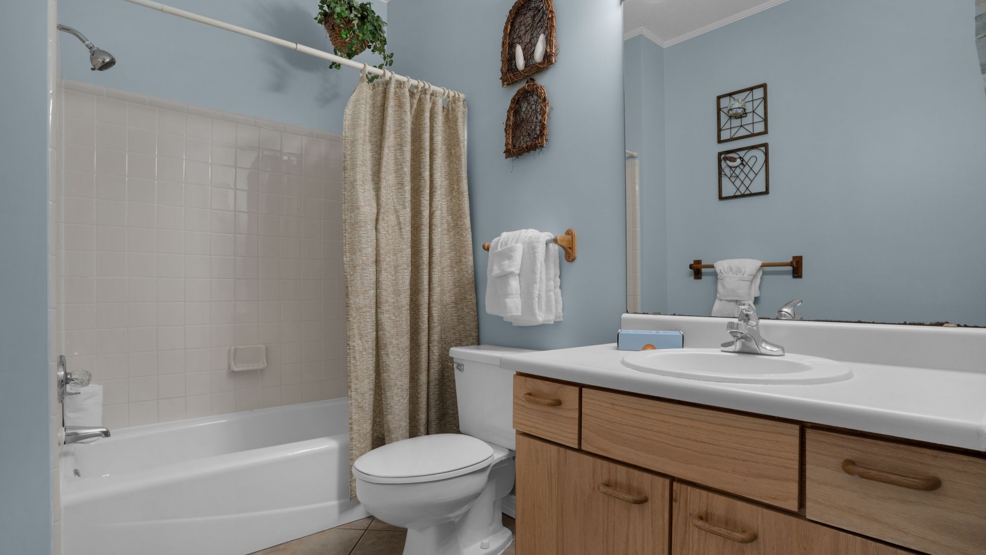 Palms B5 Hallway Bathroom