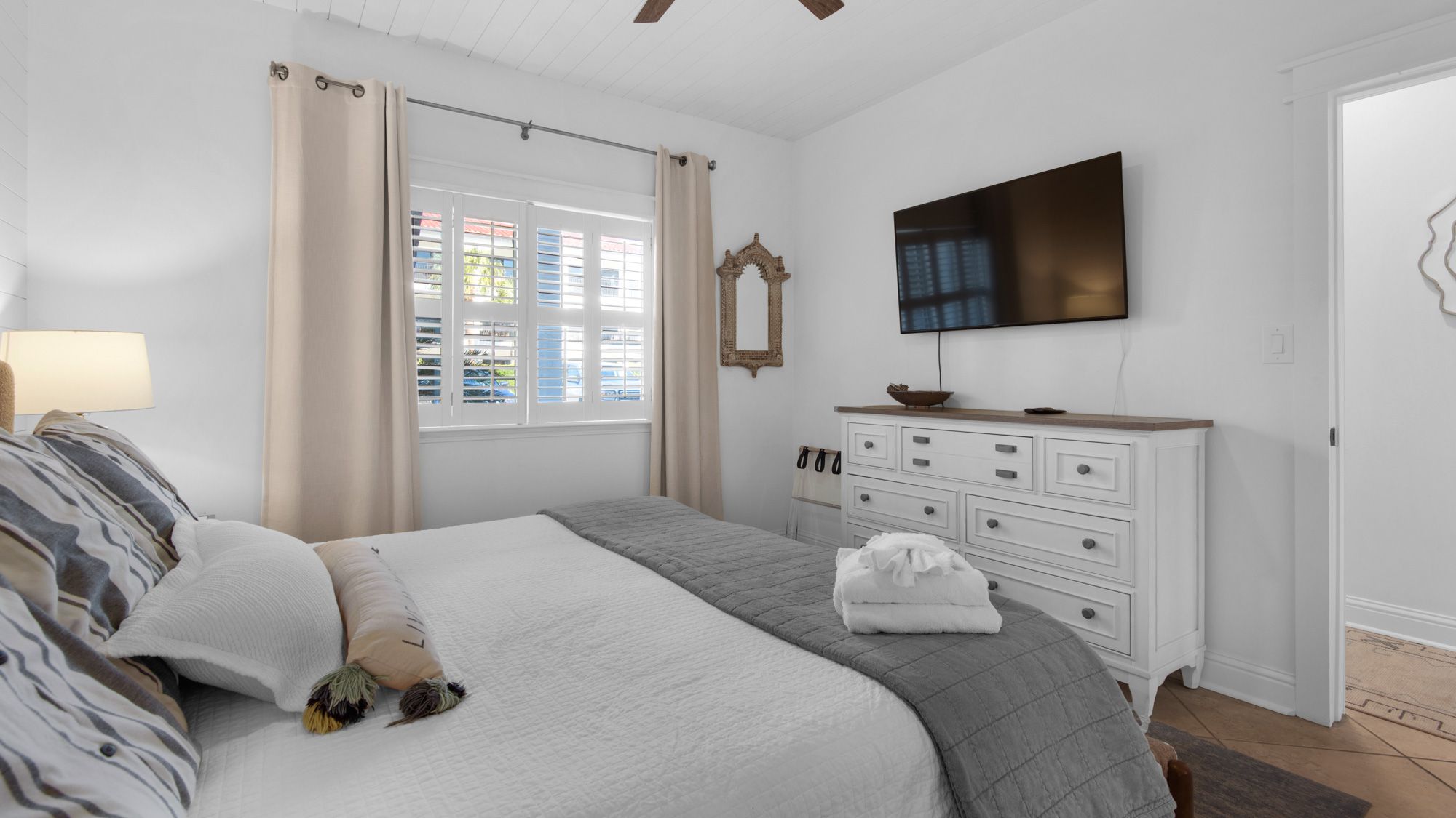 Palms C4 Bedroom with TV