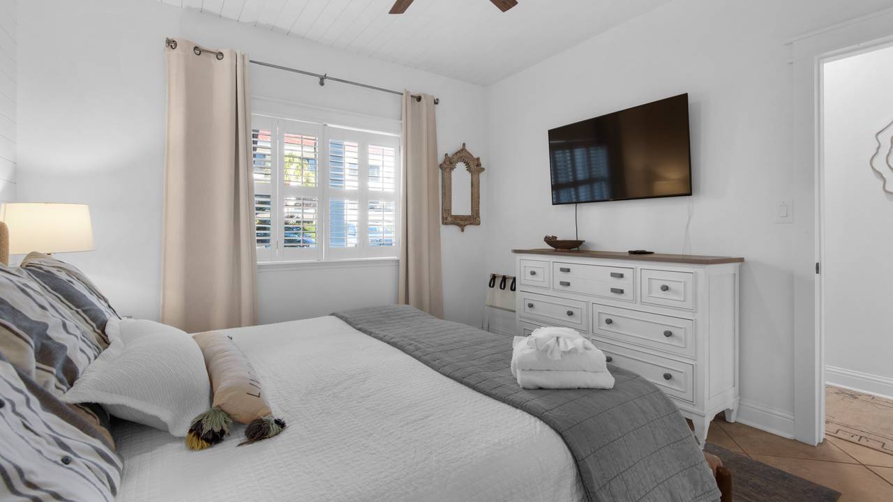 Palms C4 Bedroom with TV Palms C4 Bedroom with TV