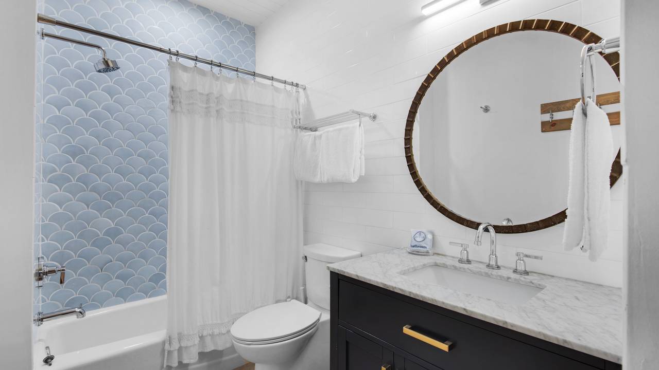 Palms C4 Shared Bathroom Palms C4 Shared Bathroom