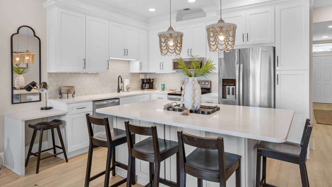 Palms C7 Dining Area and Kitchen Palms C7 Dining Area and Kitchen