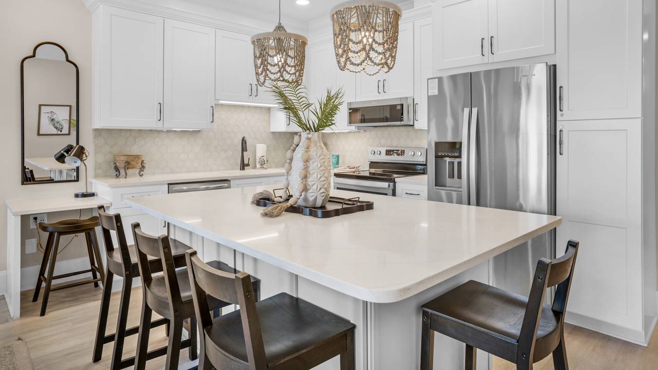 Palms C7 Dining Area and Kitchen Palms C7 Dining Area and Kitchen