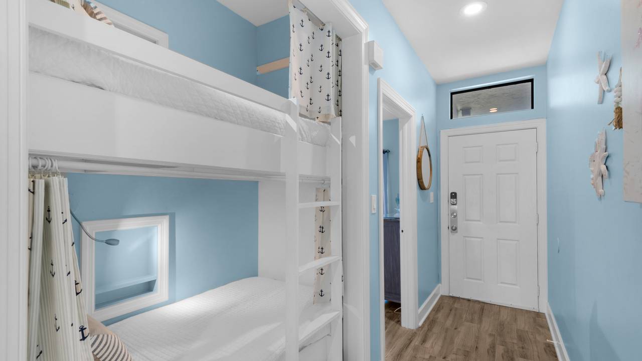 Palms C14 Hallway Bunks Palms C14 Hallway Bunks