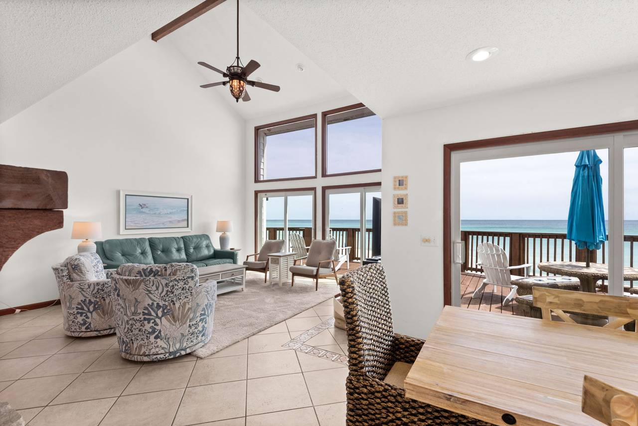Sun n Surf - Living & Dining area with Gulf views Sun n Surf - Living & Dining area with Gulf views