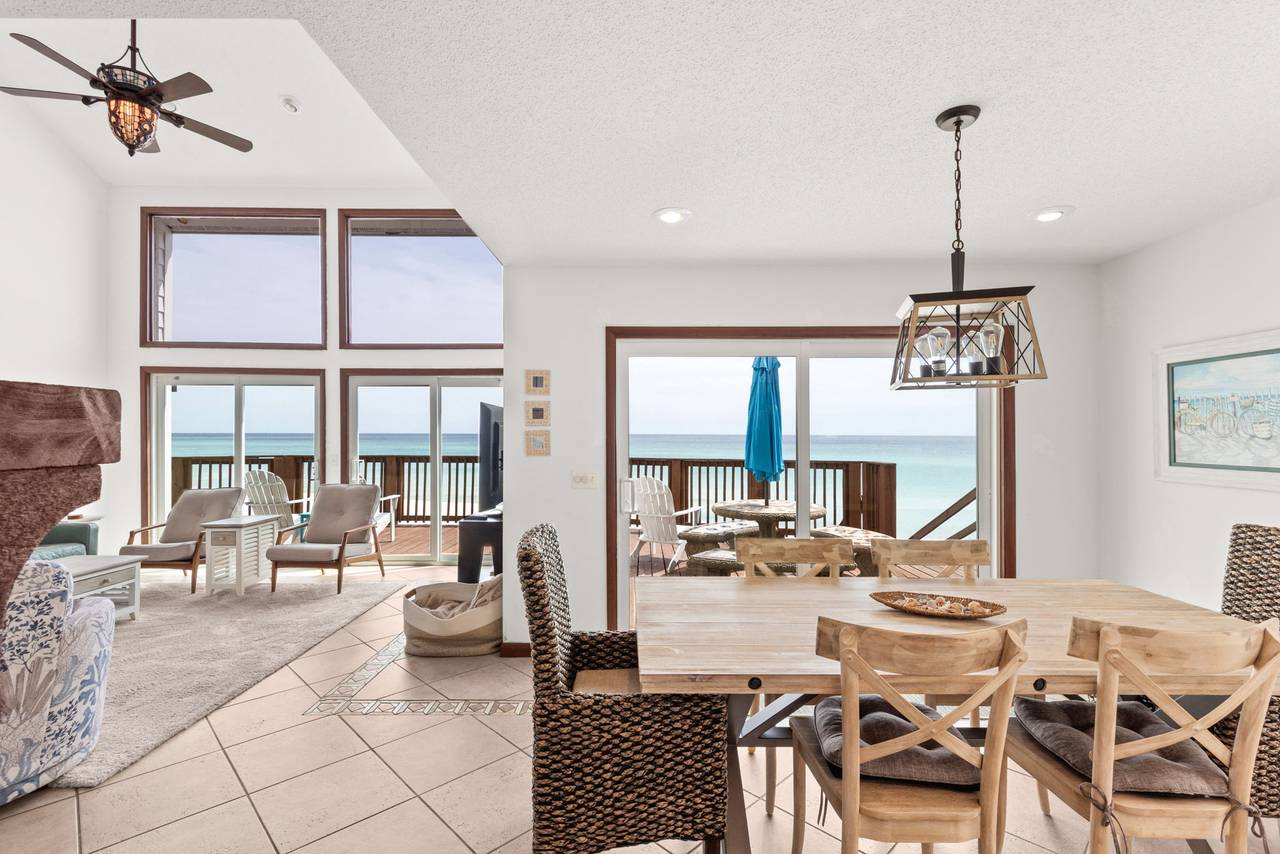 Sun n Surf - Living & Dining area with Gulf views Sun n Surf - Living & Dining area with Gulf views
