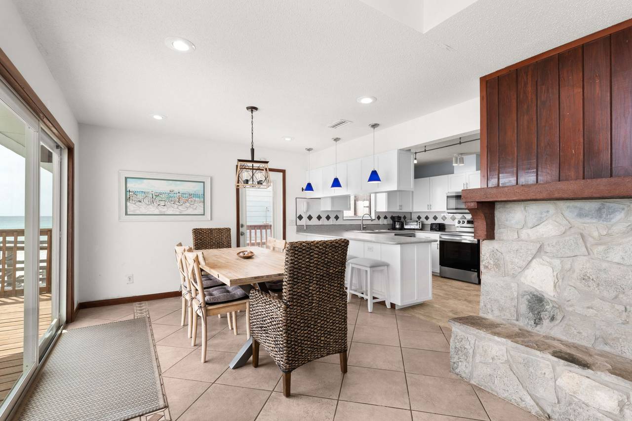 Sun n Surf - Dining & Kitchen area Sun n Surf - Dining & Kitchen area