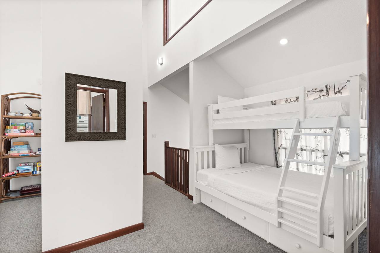 Sun n Surf - 2nd Floor Landing with Twin-over-full bunk bed Sun n Surf - 2nd Floor Landing with Twin-over-full bunk bed