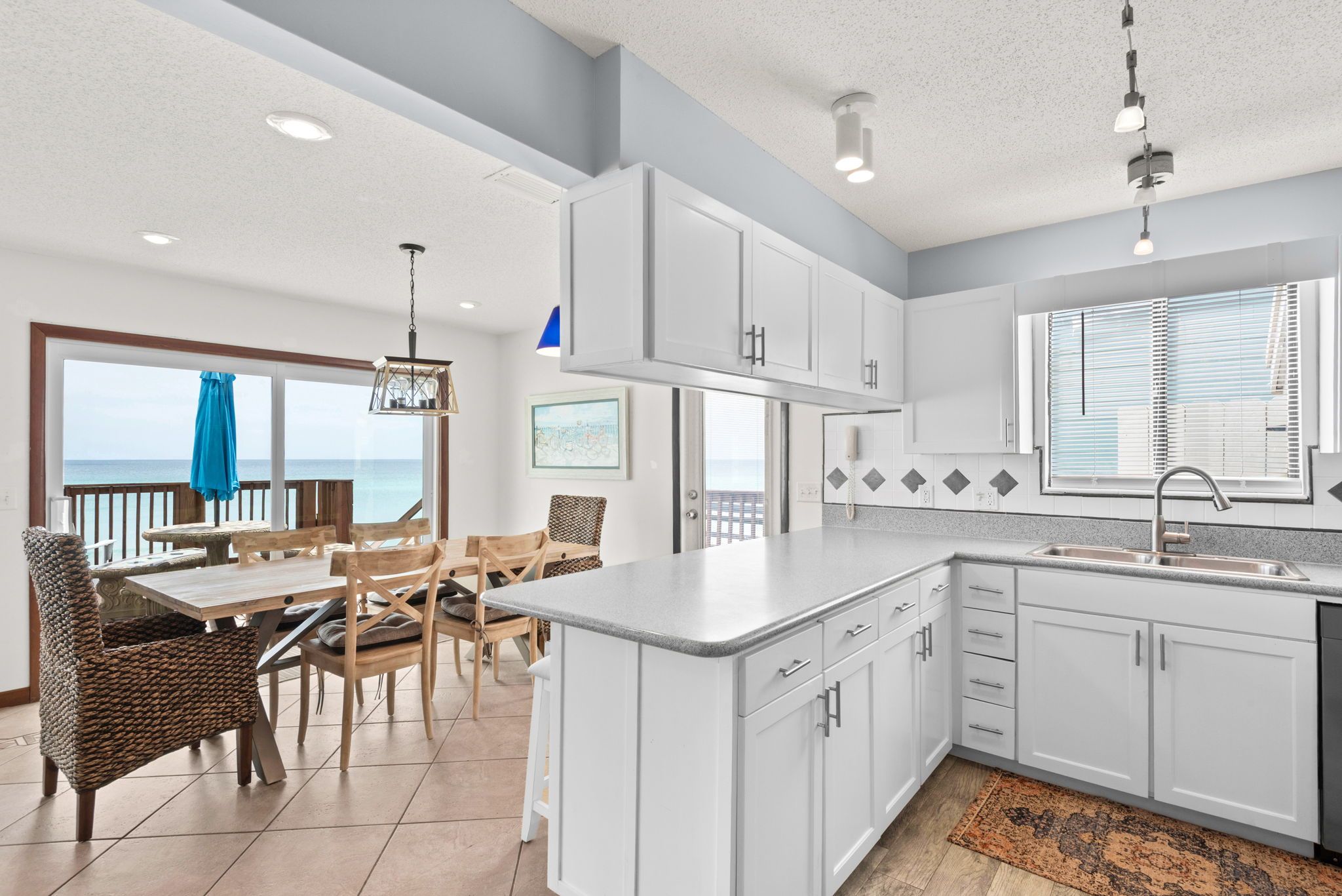 Sun n Surf - Dining & Kitchen area