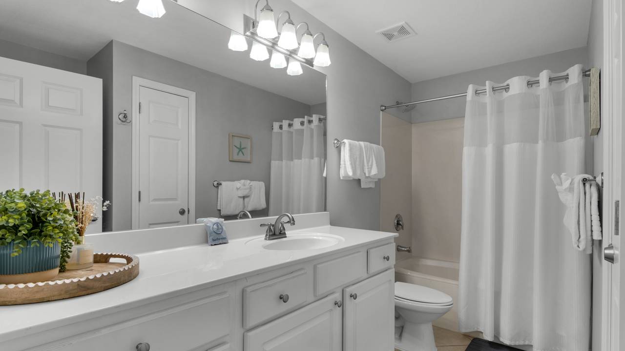 San Remo 208 Hallway Bathroom San Remo 208 Hallway Bathroom