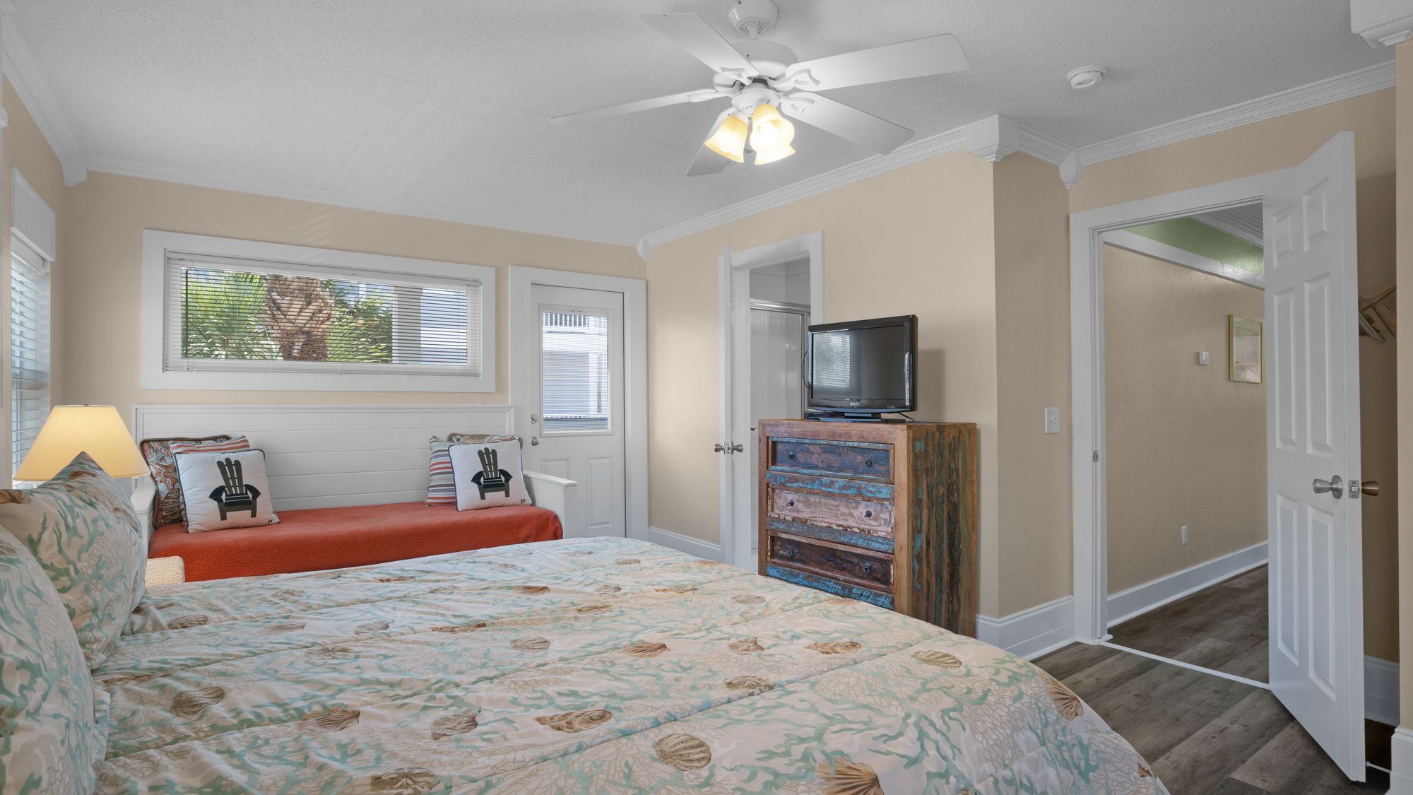 Sea Turtle Pass 2nd Floor King Bedroom with 2 Twin Day Beds