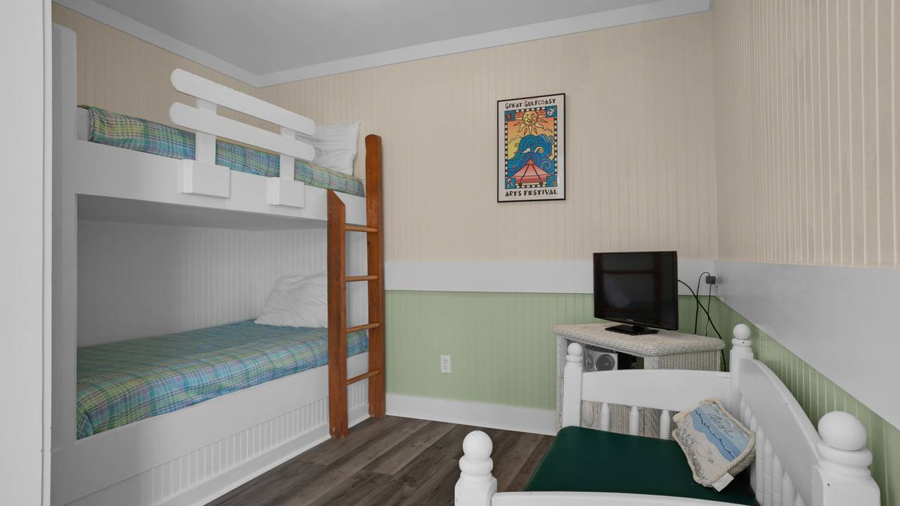 Sea Turtle Pass 3rd Floor Bedroom with 1 Queen and Twin-Over-Twi Sea Turtle Pass 3rd Floor Bedroom with 1 Queen and Twin-Over-Twi