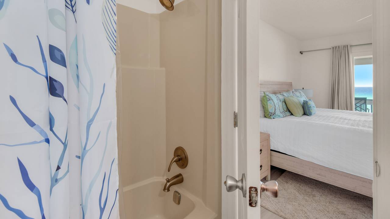 Blue Nine 3 Bathroom to Bedroom with Gulf View Blue Nine 3 Bathroom to Bedroom with Gulf View
