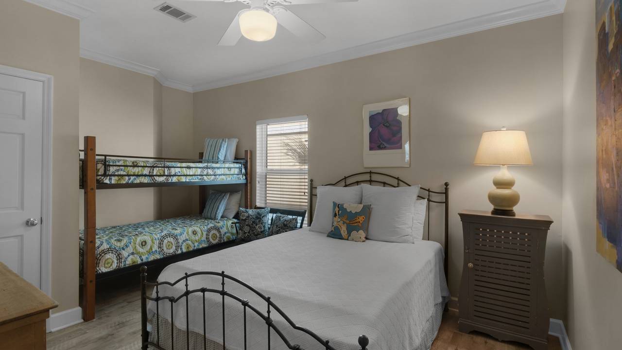 Queen Bedroom w/Twin Bunk Beds Queen Bedroom w/Twin Bunk Beds