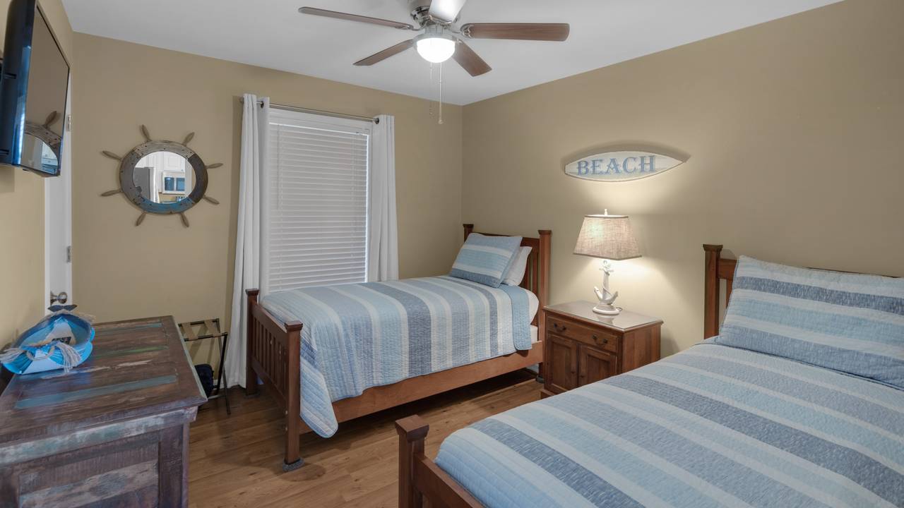Beachwood Villas 10C Bedroom with 2 Twins Beachwood Villas 10C Bedroom with 2 Twins