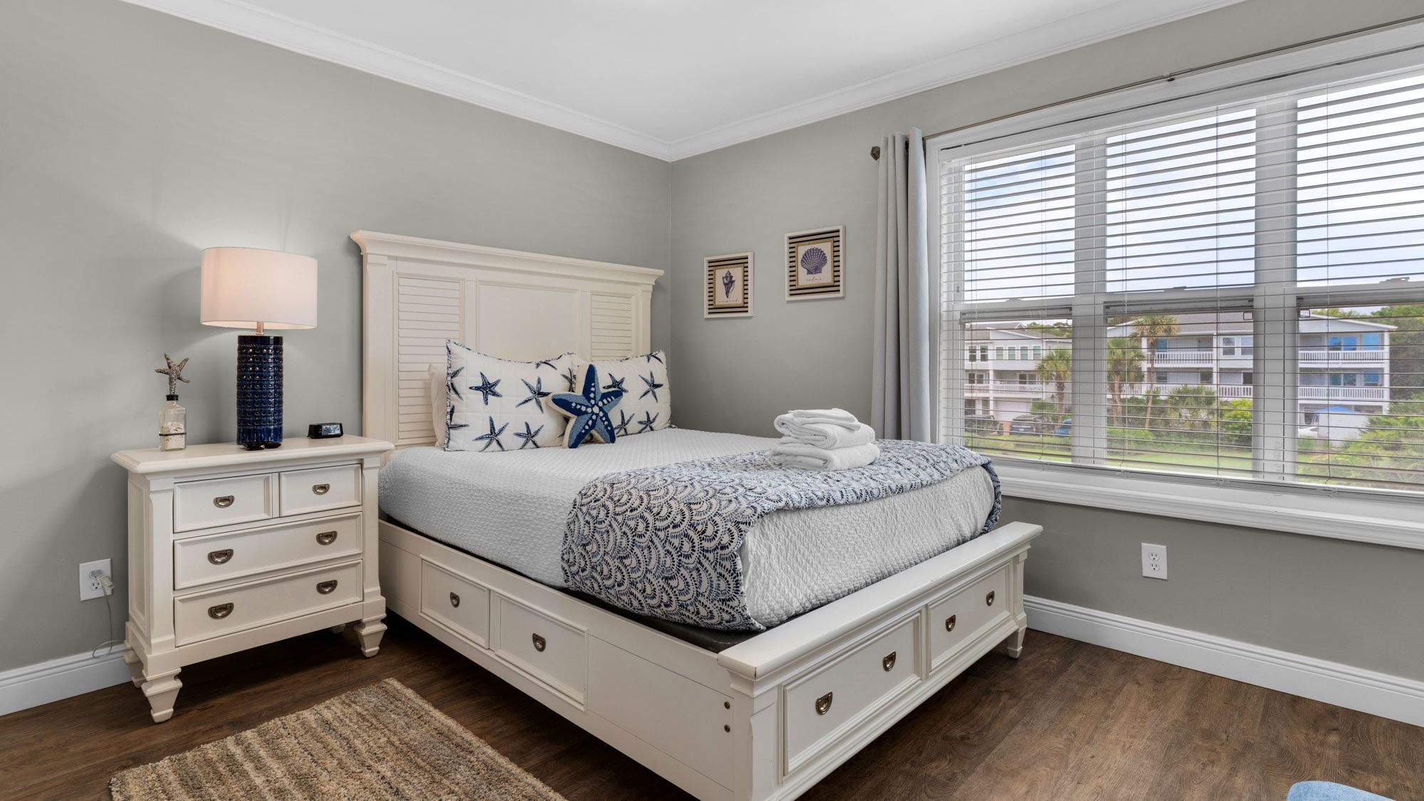 Sea Haunts 1A - 3rd Floor Guest Queen Bedroom