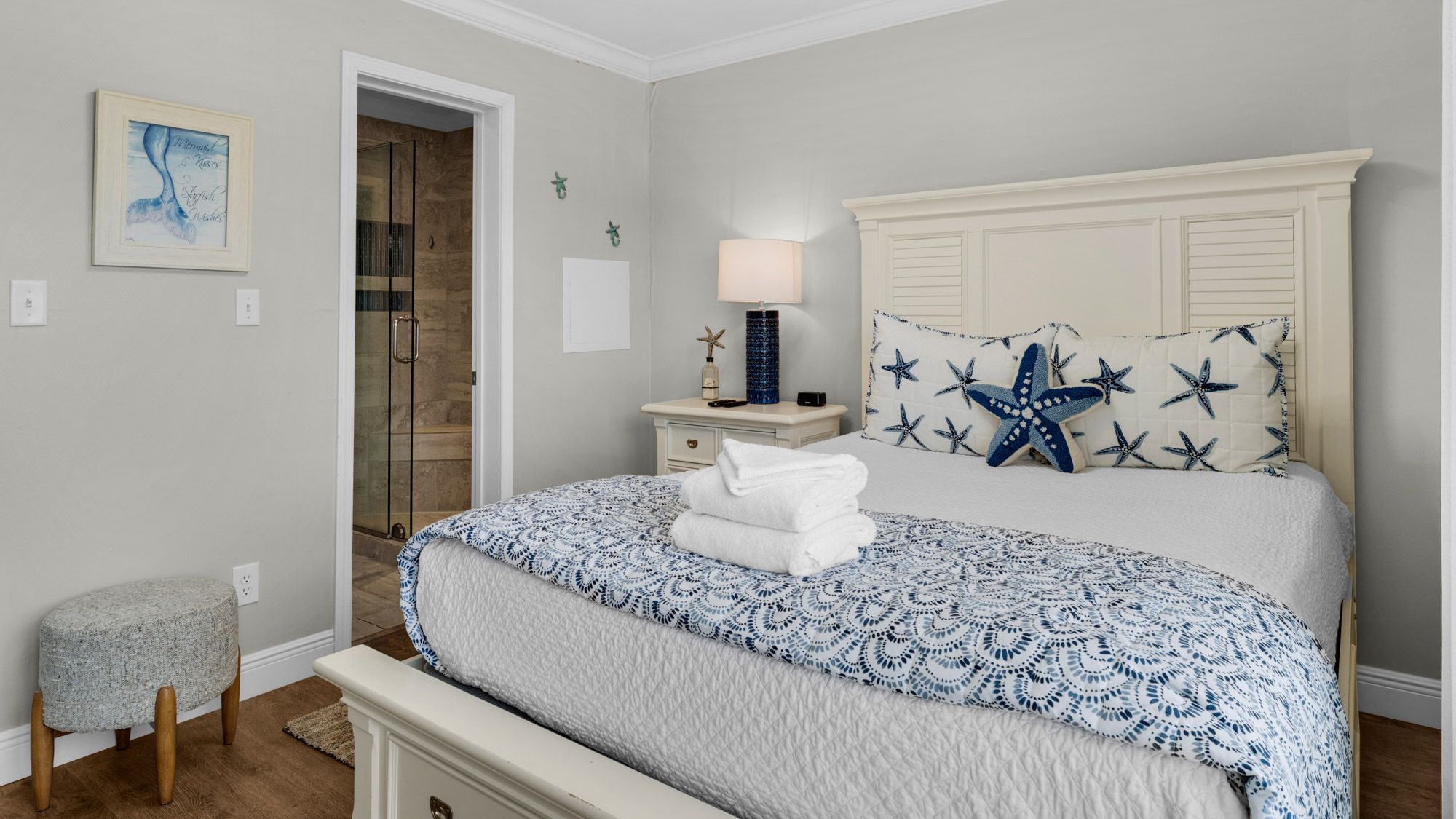 Sea Haunts 1A - 3rd Floor Guest Queen Bedroom