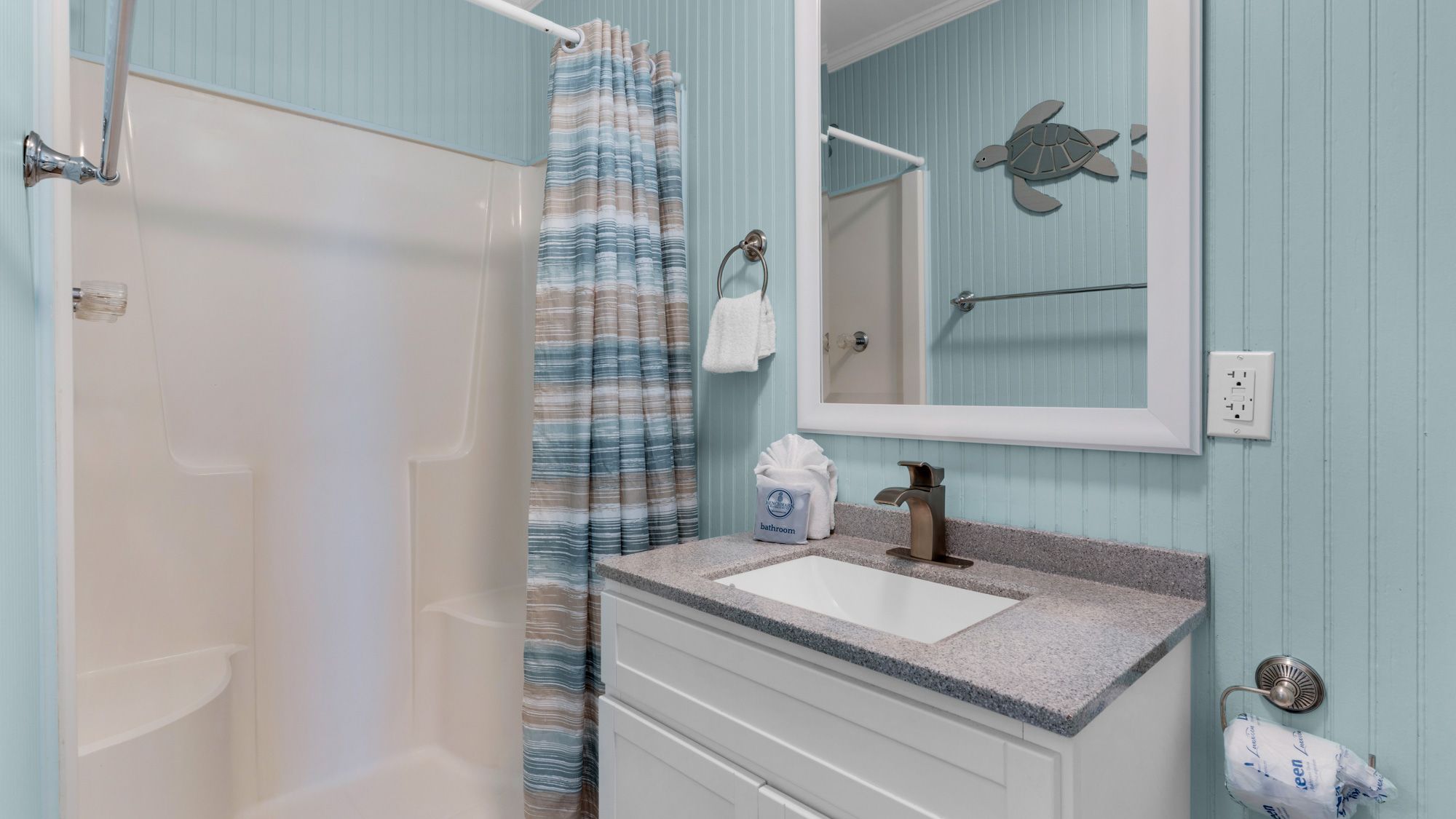 Sea Haunts 1A - 1st Floor Shared Bathroom