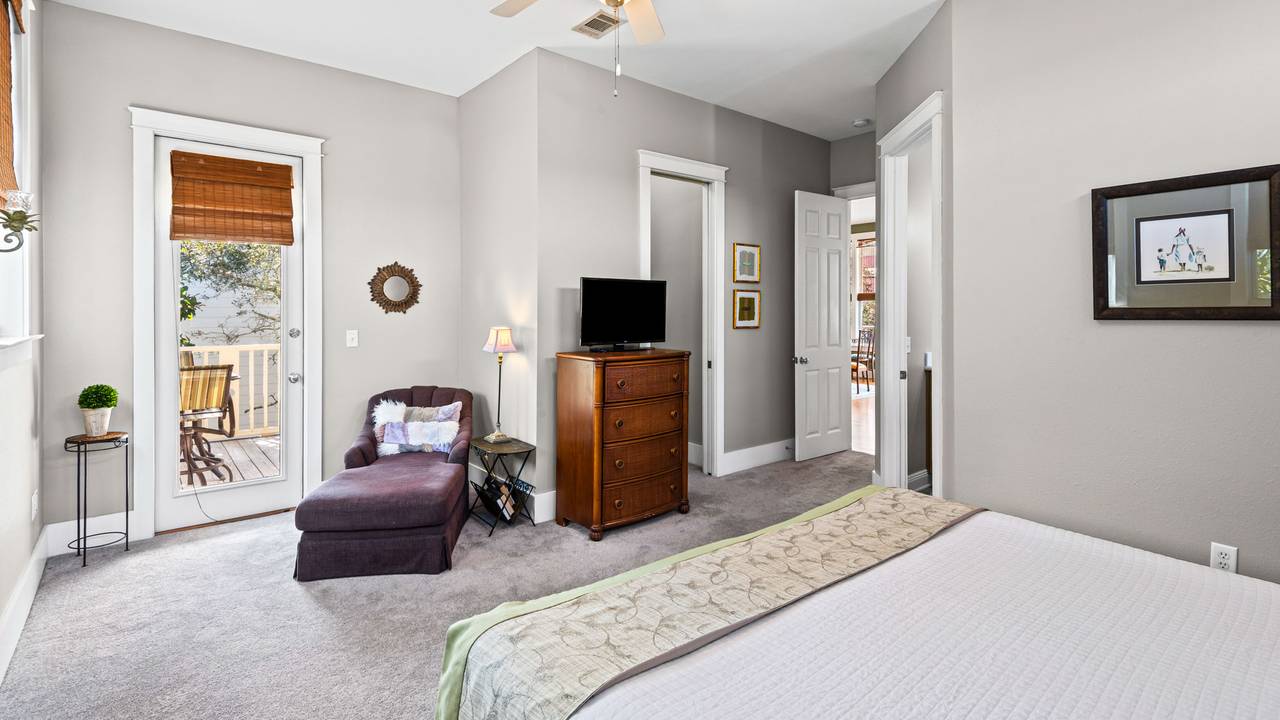 Emerald Rose - 2nd Floor Emerald Rose - 2nd Floor