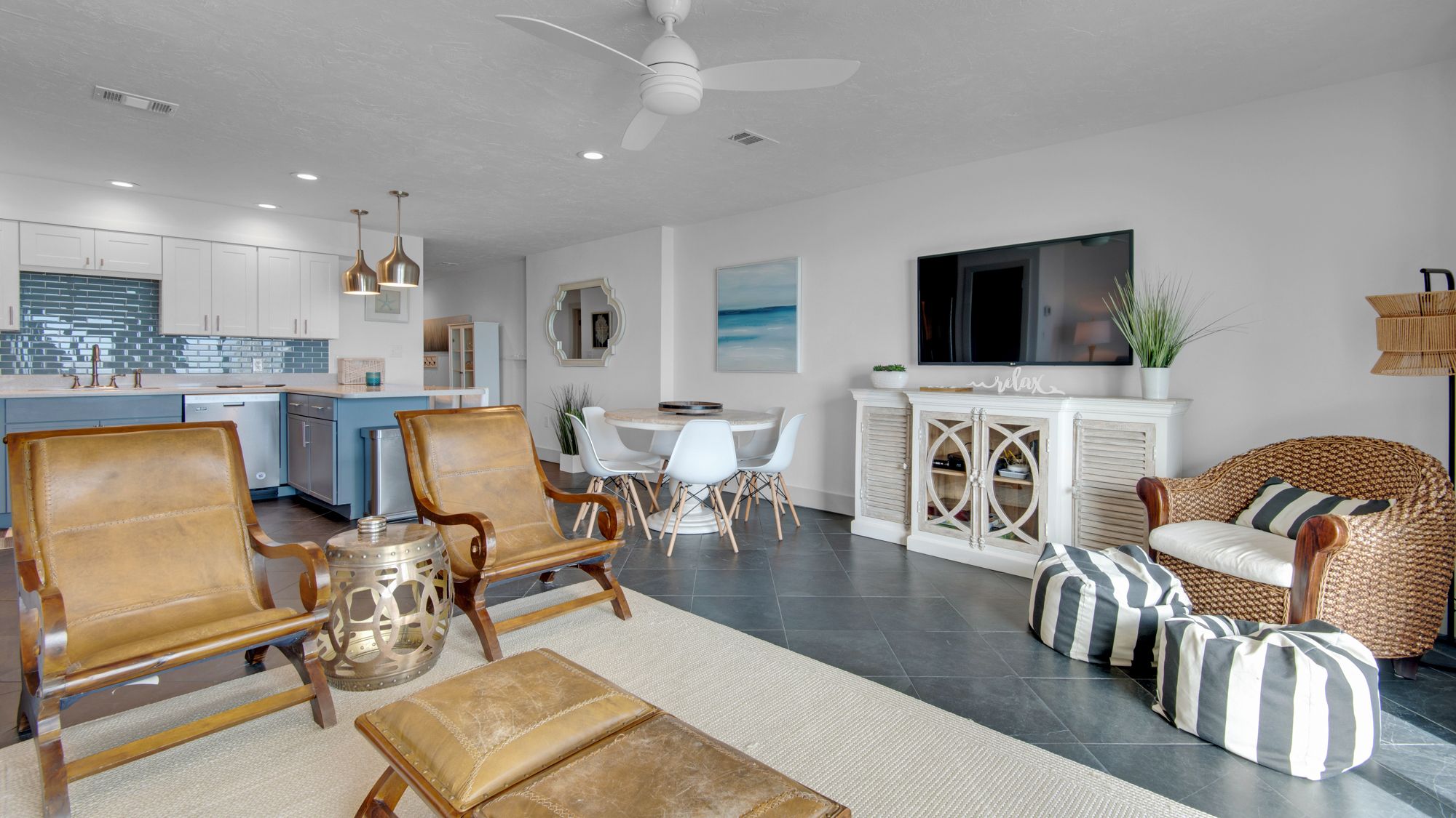 Blue Tide 6A: Living Area