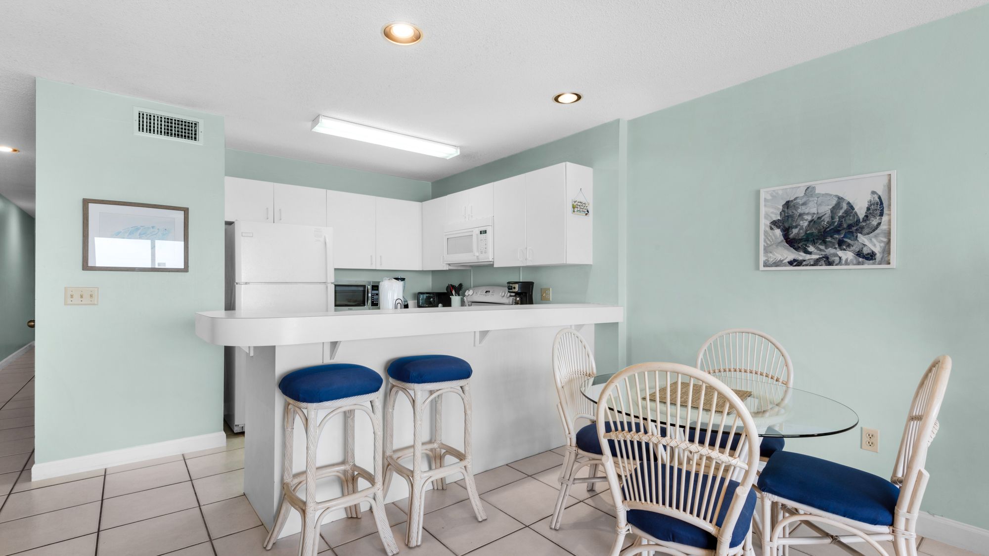 Mistral 15 Dining Area