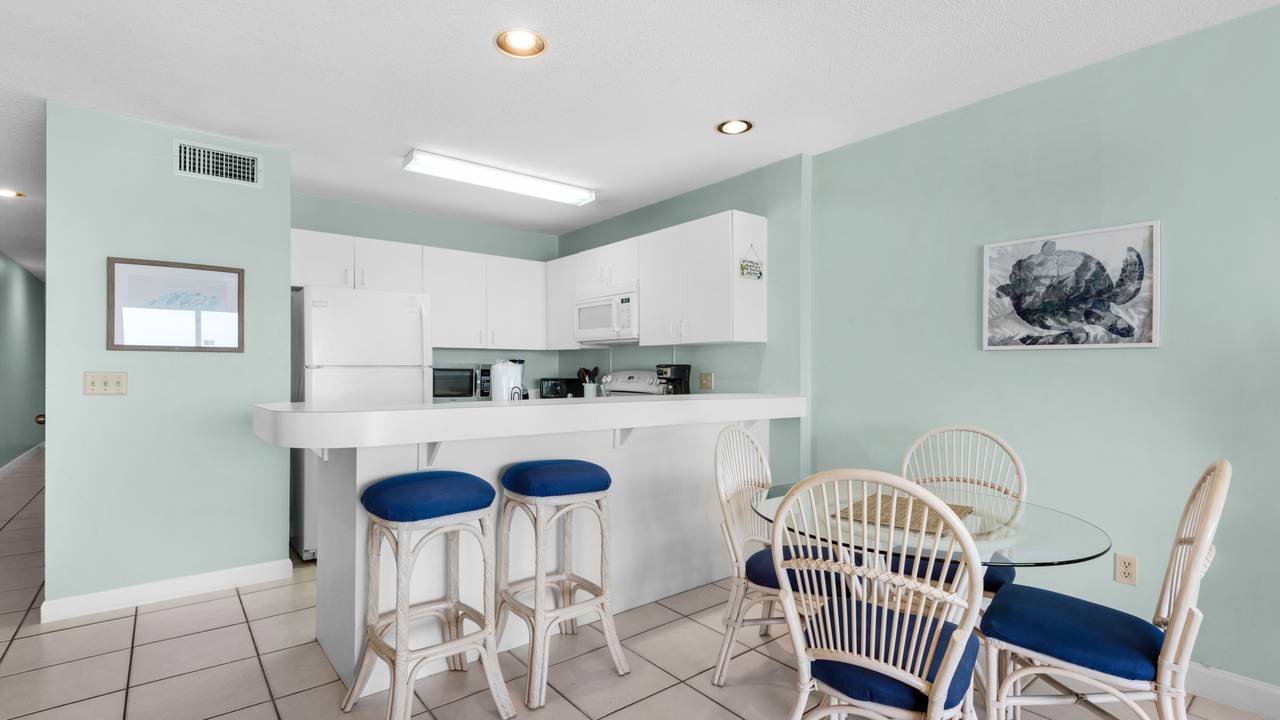 Mistral 15 Dining Area Mistral 15 Dining Area