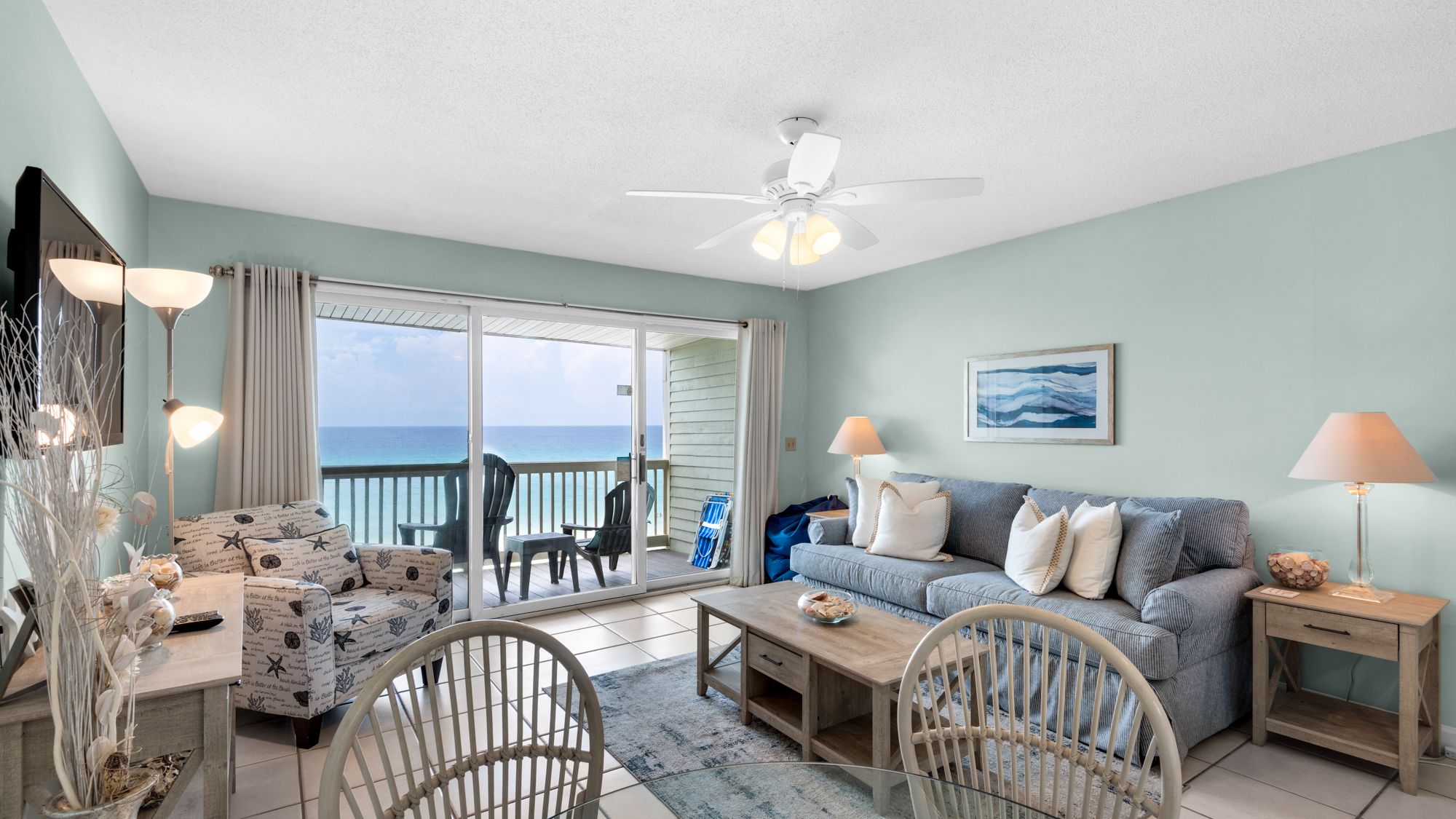 Mistral 15 Living Area