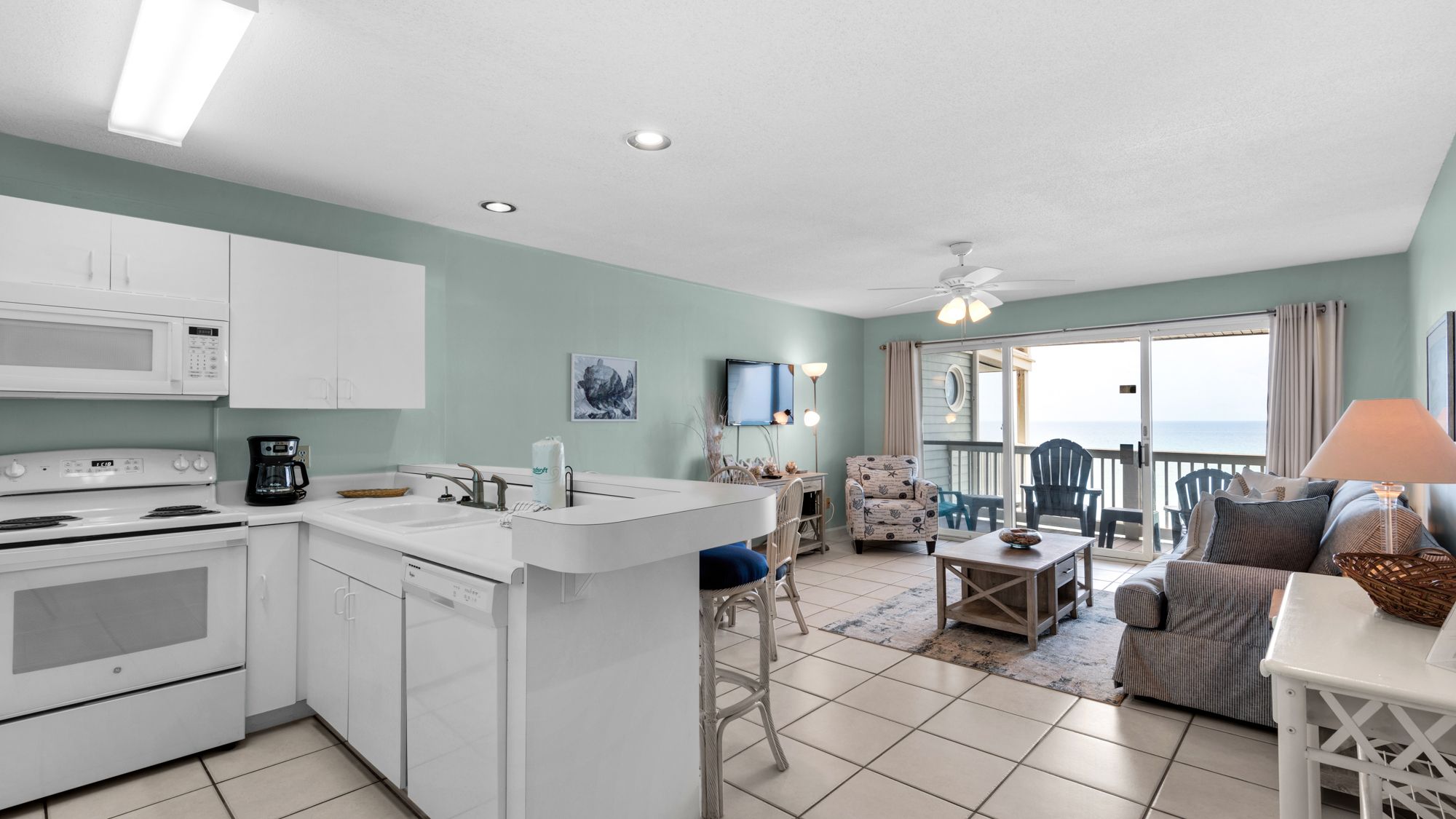 Mistral 15 Living Area