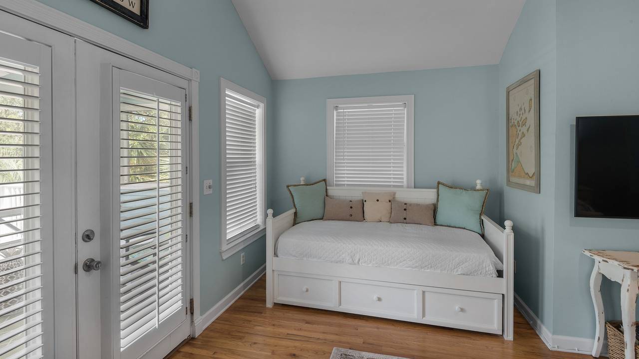 La Pointe 2nd Floor King Master Bedroom + Daybed La Pointe 2nd Floor King Master Bedroom + Daybed