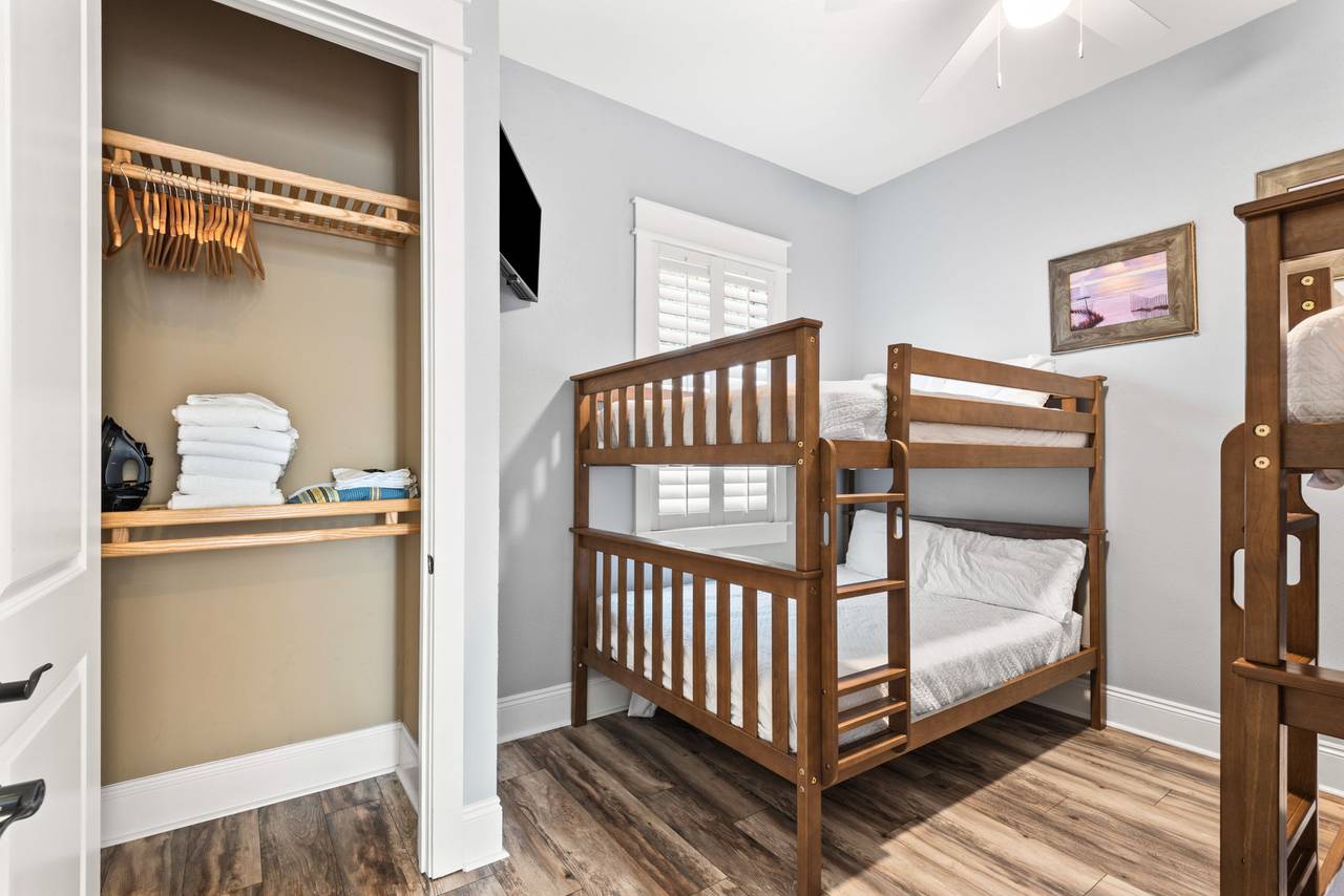 BREEZE - Bunk room BREEZE - Bunk room