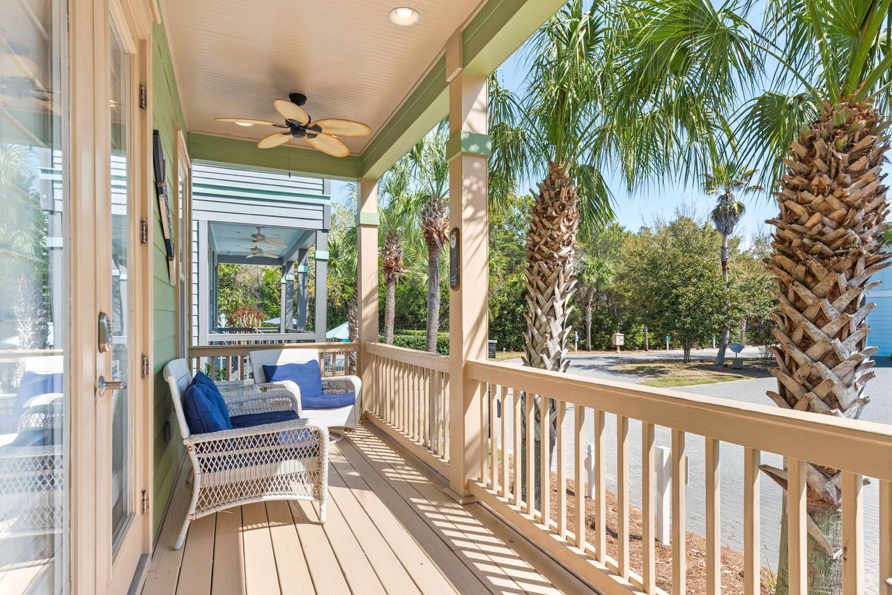 BREEZE - Porch area BREEZE - Porch area