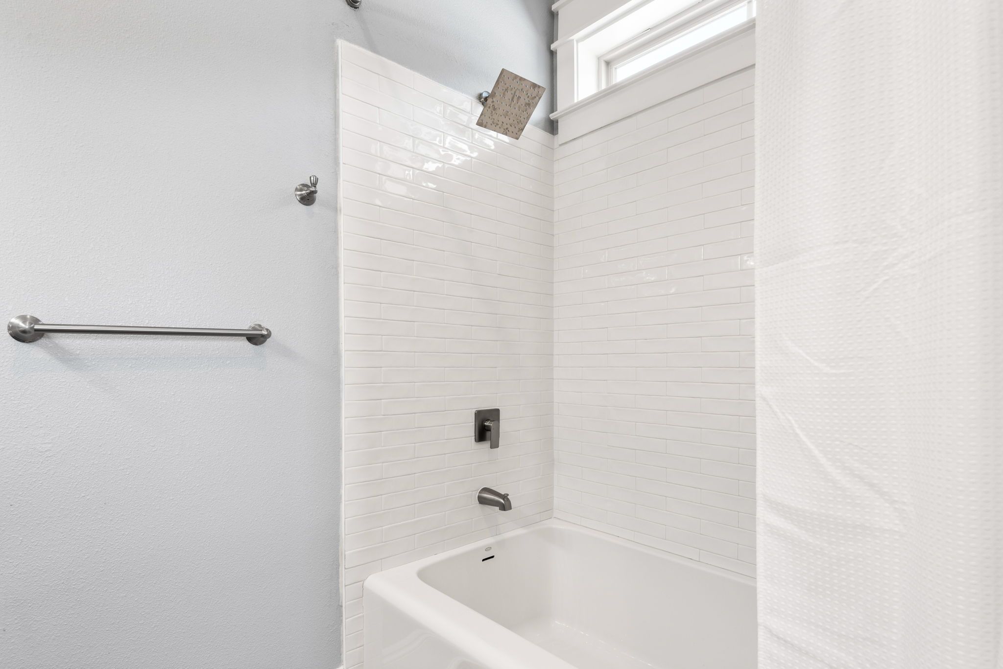 BREEZE - Master Bathroom