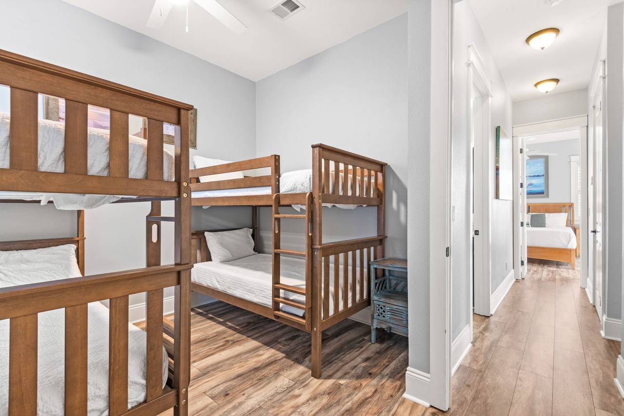 BREEZE - Bunk room BREEZE - Bunk room