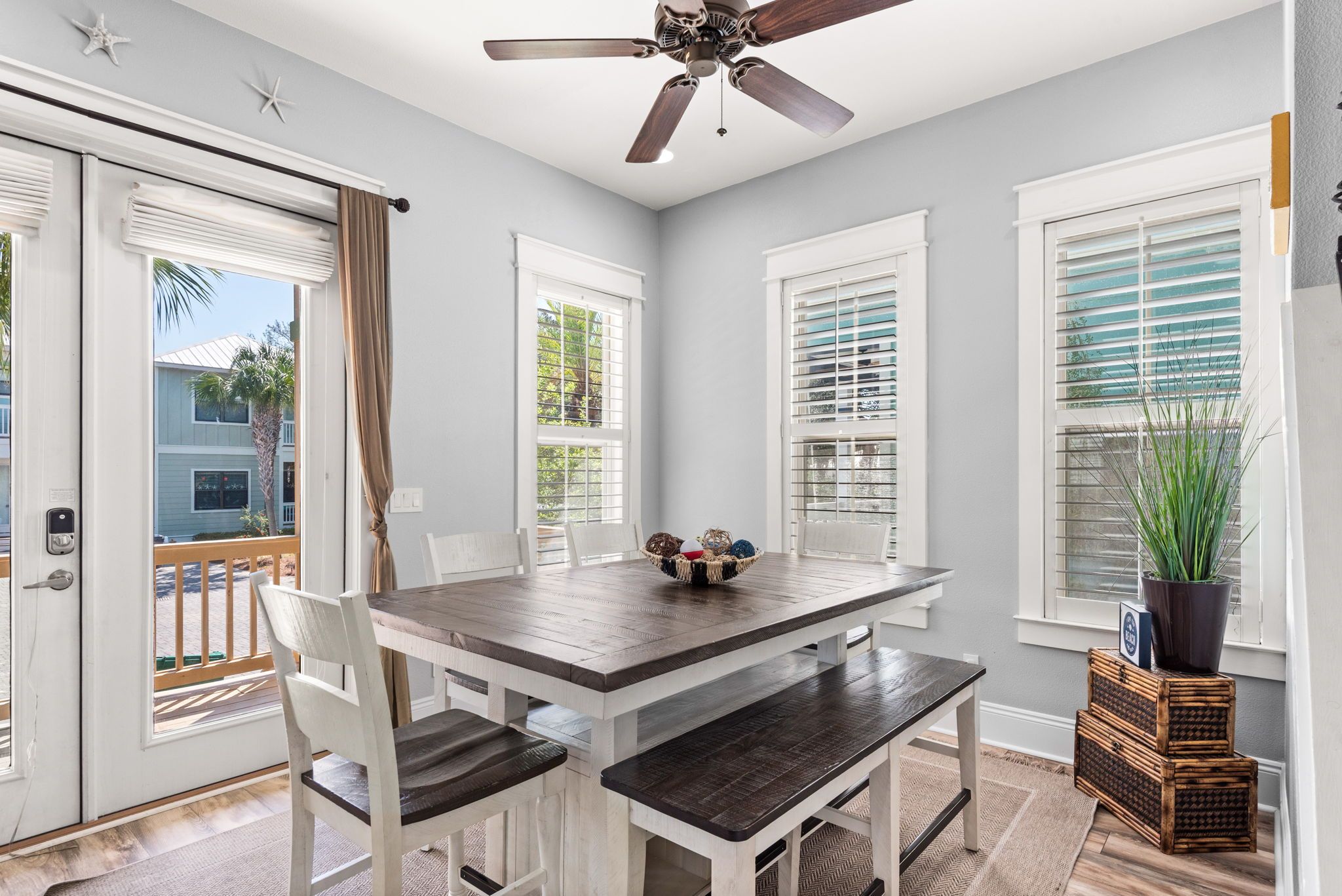 BREEZE - Dining area