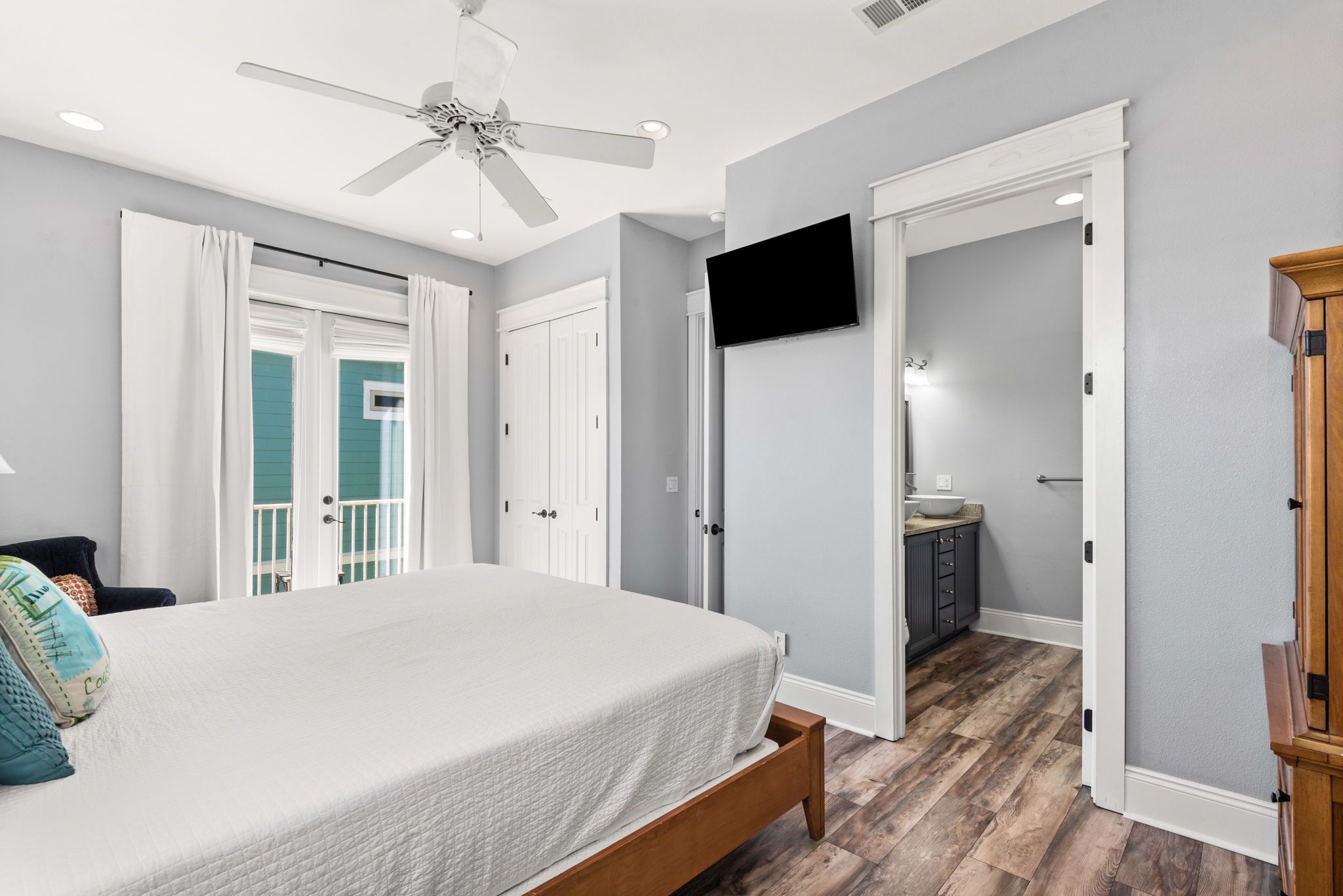 BREEZE - Master Bedroom