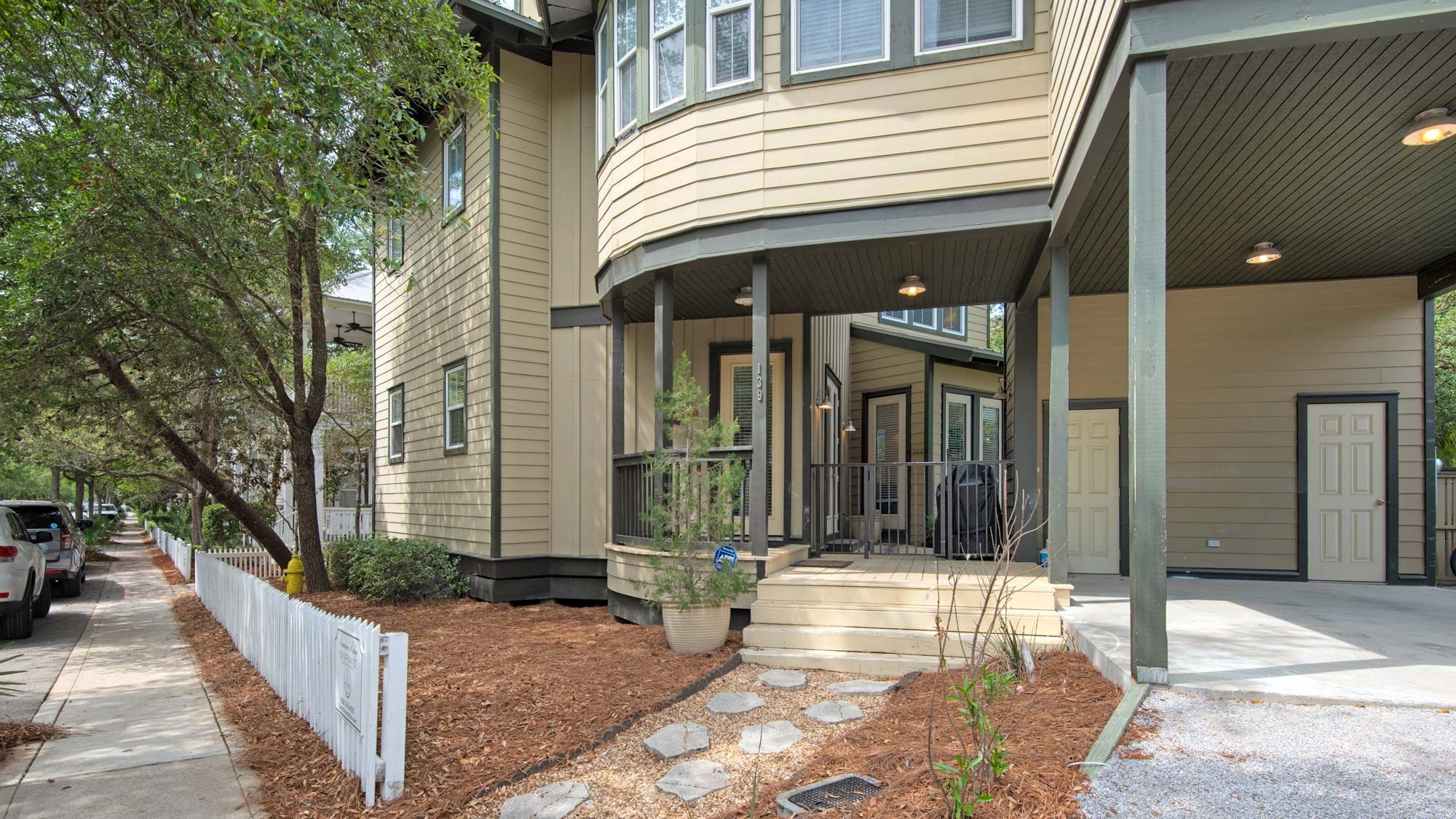 139 N Ryan St - Entrance