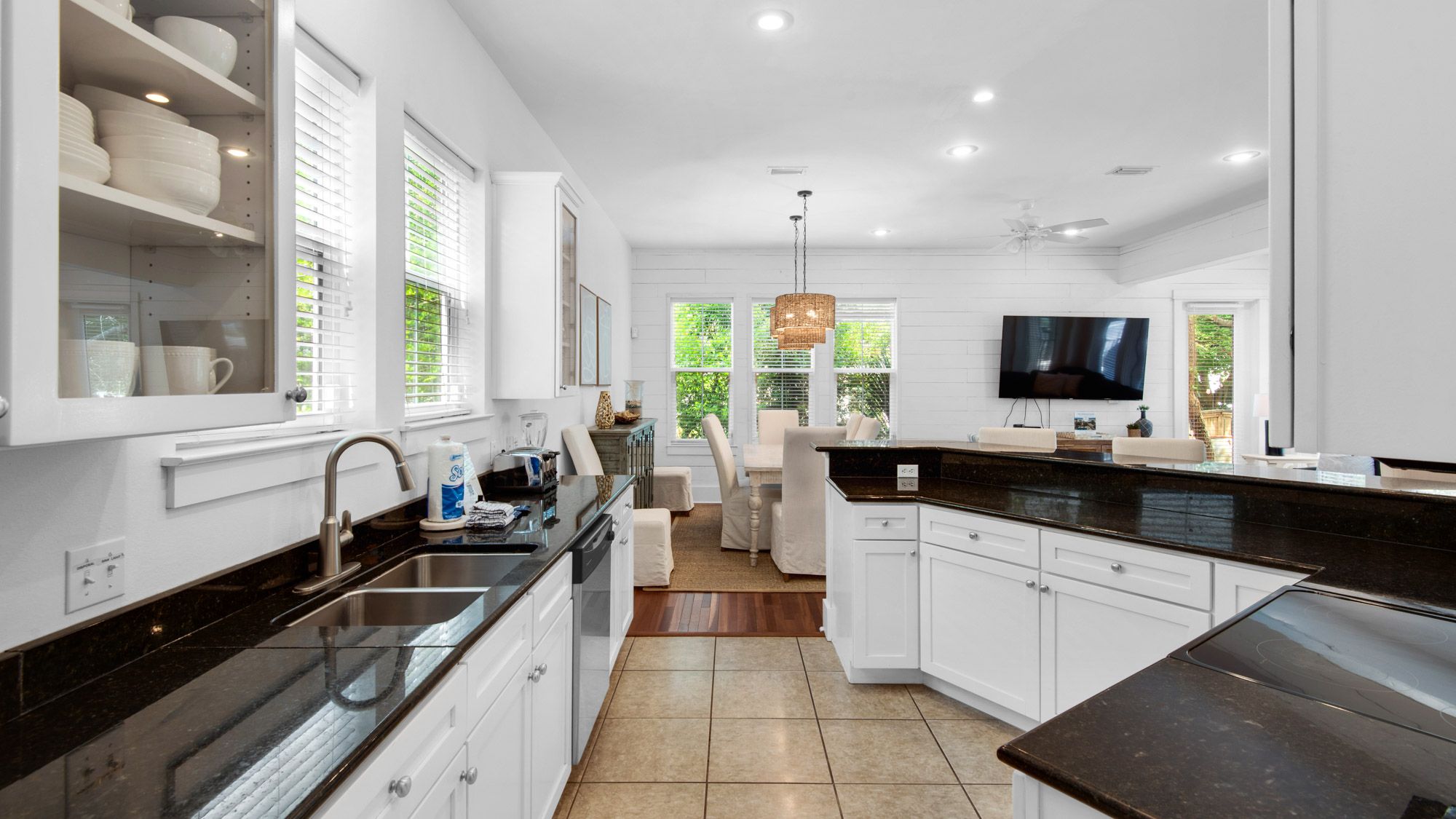 139 N Ryan St - Kitchen into dining area