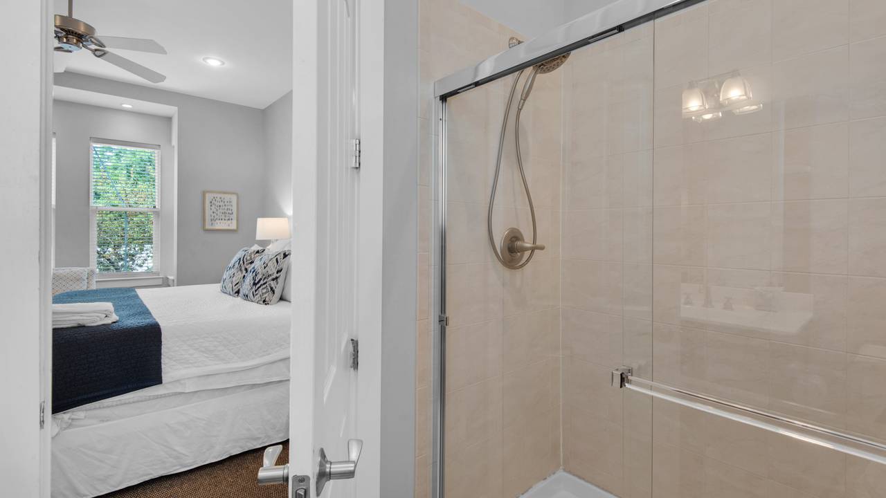 139 N Ryan St - 2nd Floor Bathroom 139 N Ryan St - 2nd Floor Bathroom