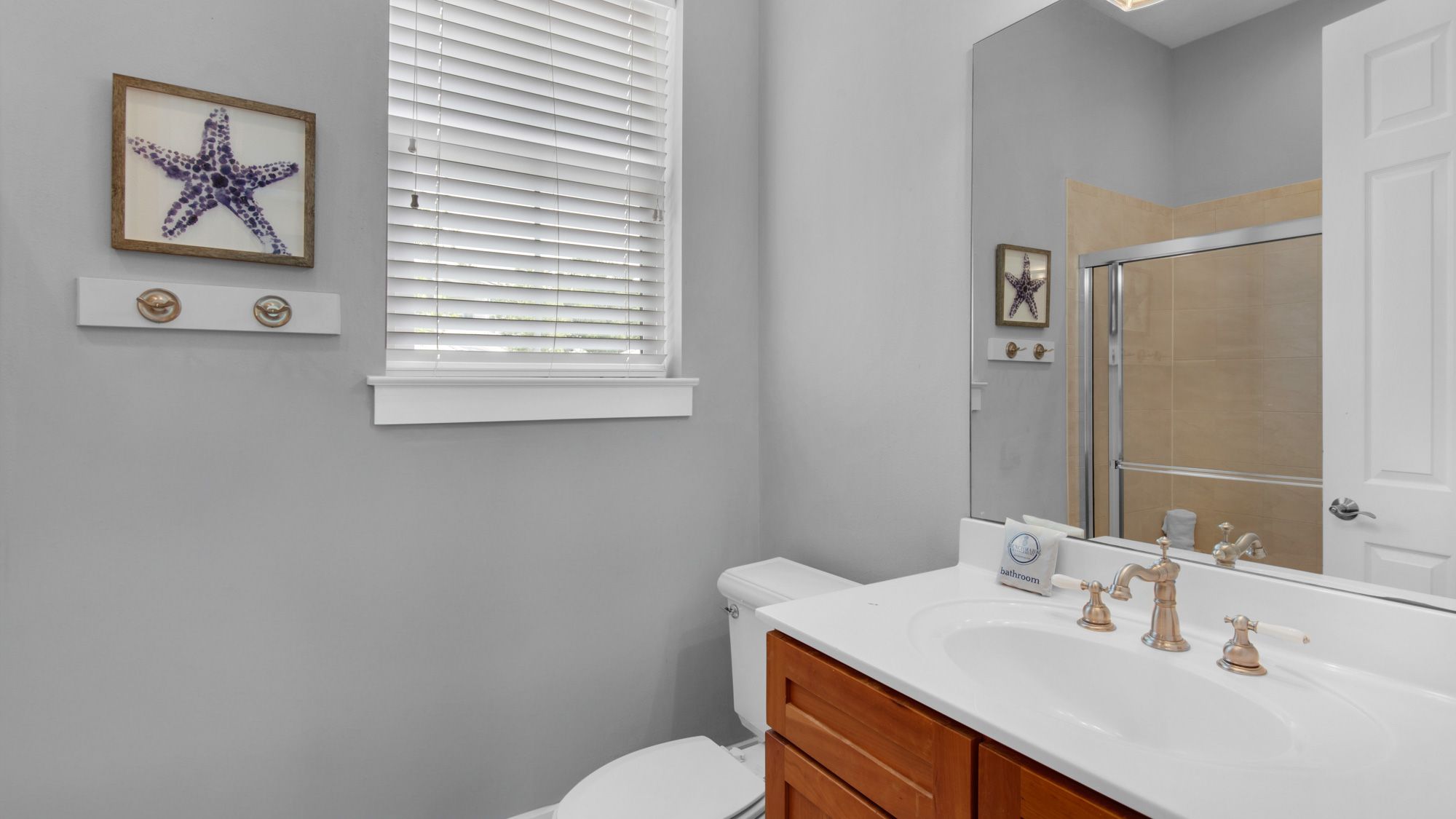 139 N Ryan St - 2nd Floor Bathroom