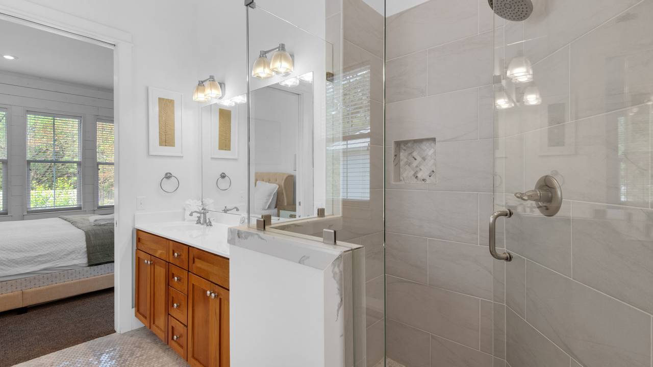 139 N Ryan St - 2nd Floor Bathroom 139 N Ryan St - 2nd Floor Bathroom