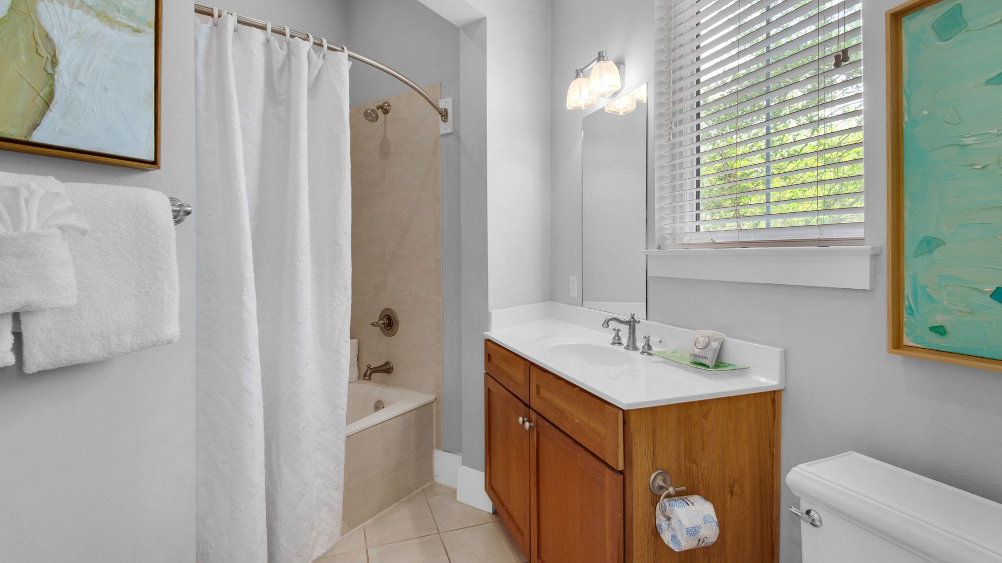 139 N Ryan St - 2nd Floor Bathroom