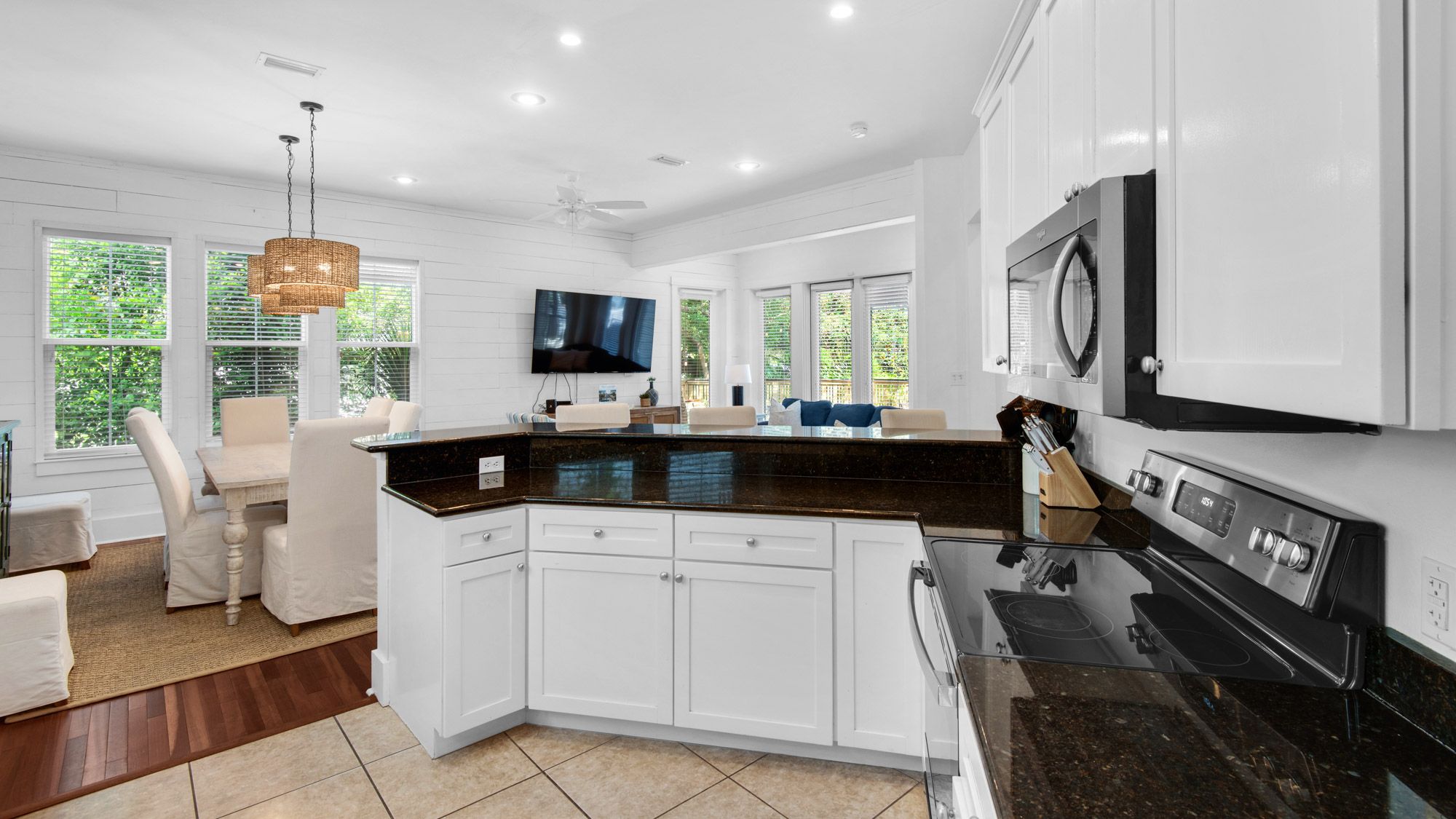 139 N Ryan St - Kitchen into dining area