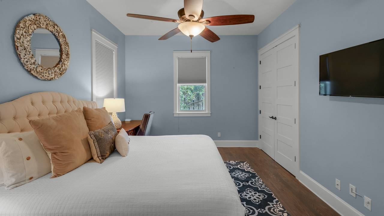 Green Flag Day: King Bedroom, Private Bathroom Green Flag Day: King Bedroom, Private Bathroom