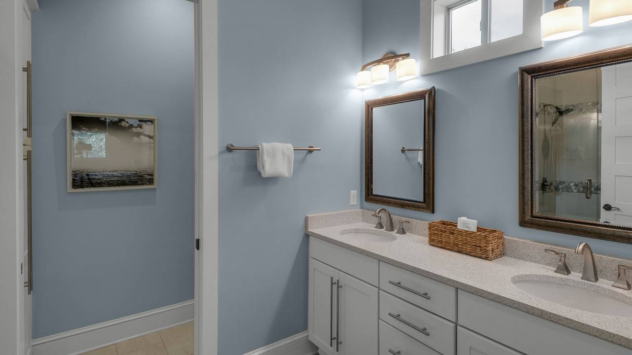 Green Flag Day: King Bedroom, Private Bathroom Green Flag Day: King Bedroom, Private Bathroom