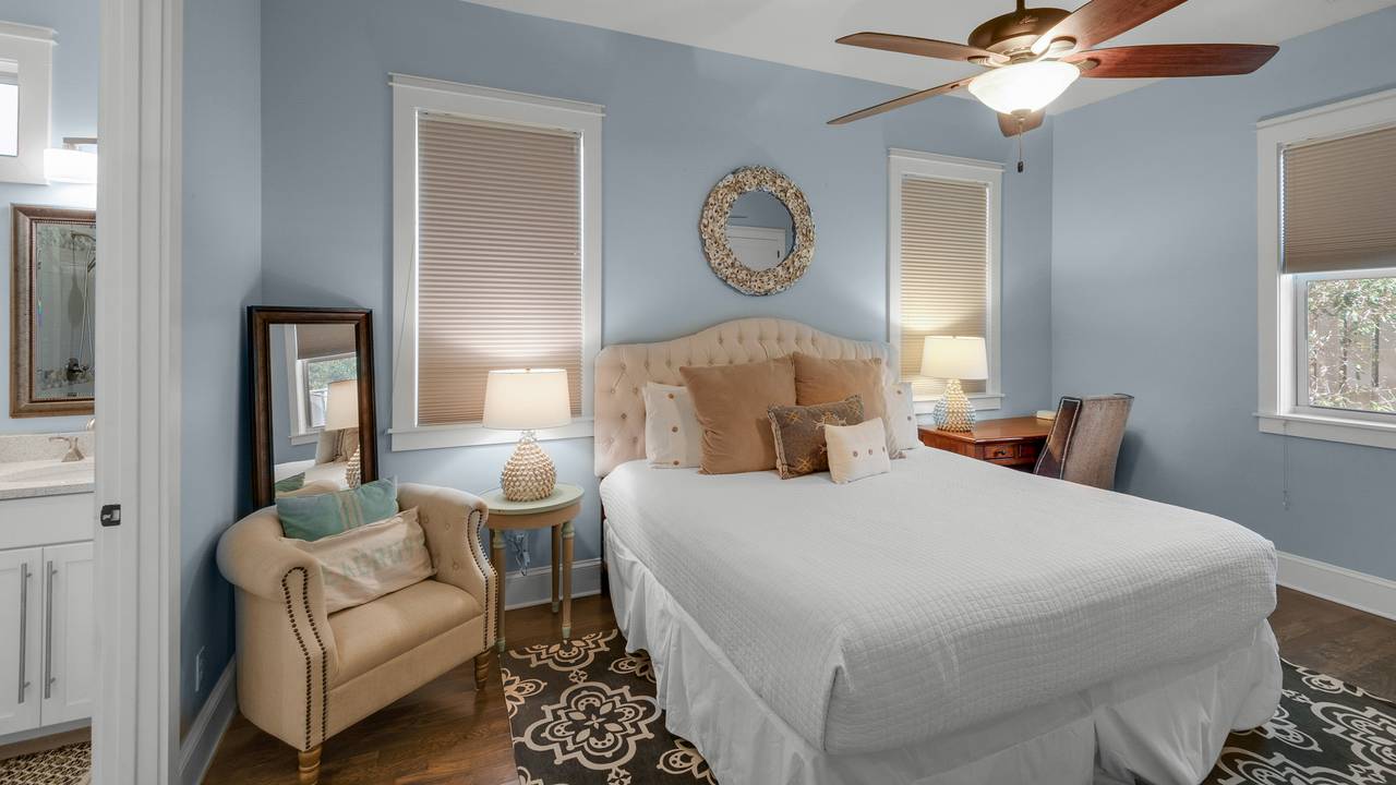 Green Flag Day: King Bedroom, Private Bathroom Green Flag Day: King Bedroom, Private Bathroom